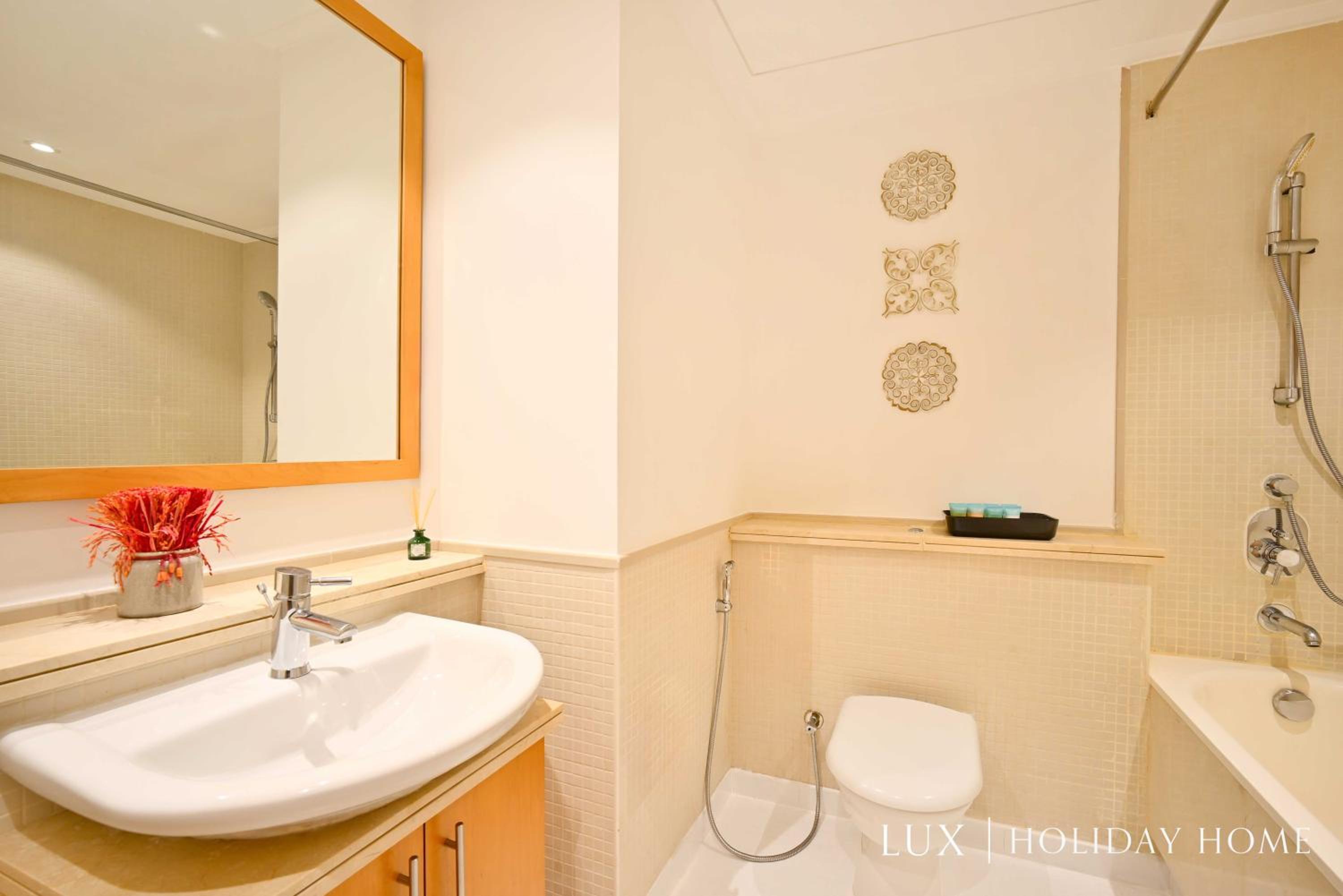 LUX Marina Promenade 1 BR Prime location Apt