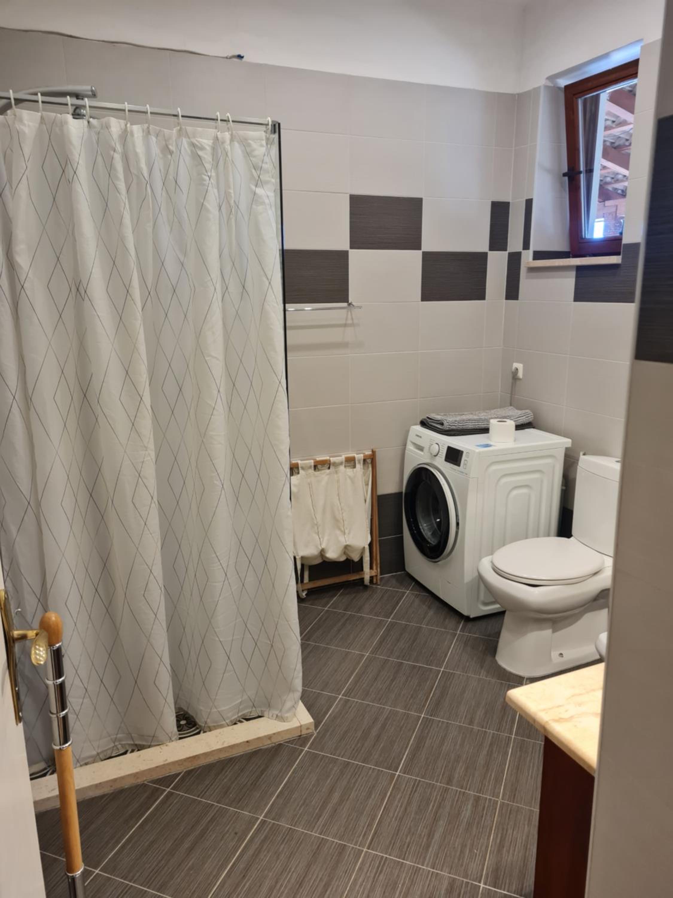 Quiet apartment in a private house - close to center, parking, pet friendly