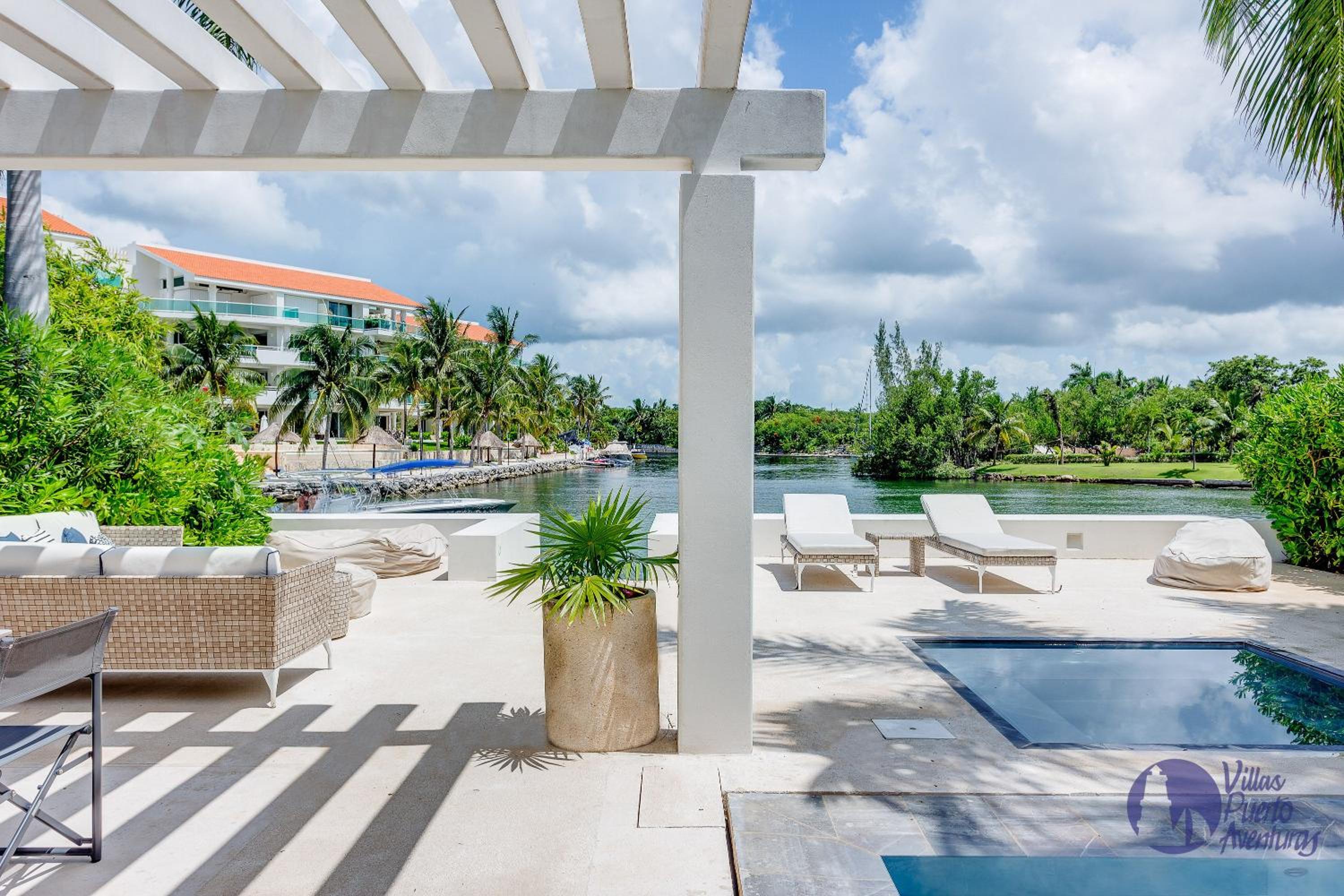 House with private pool, jacuzzi and pier