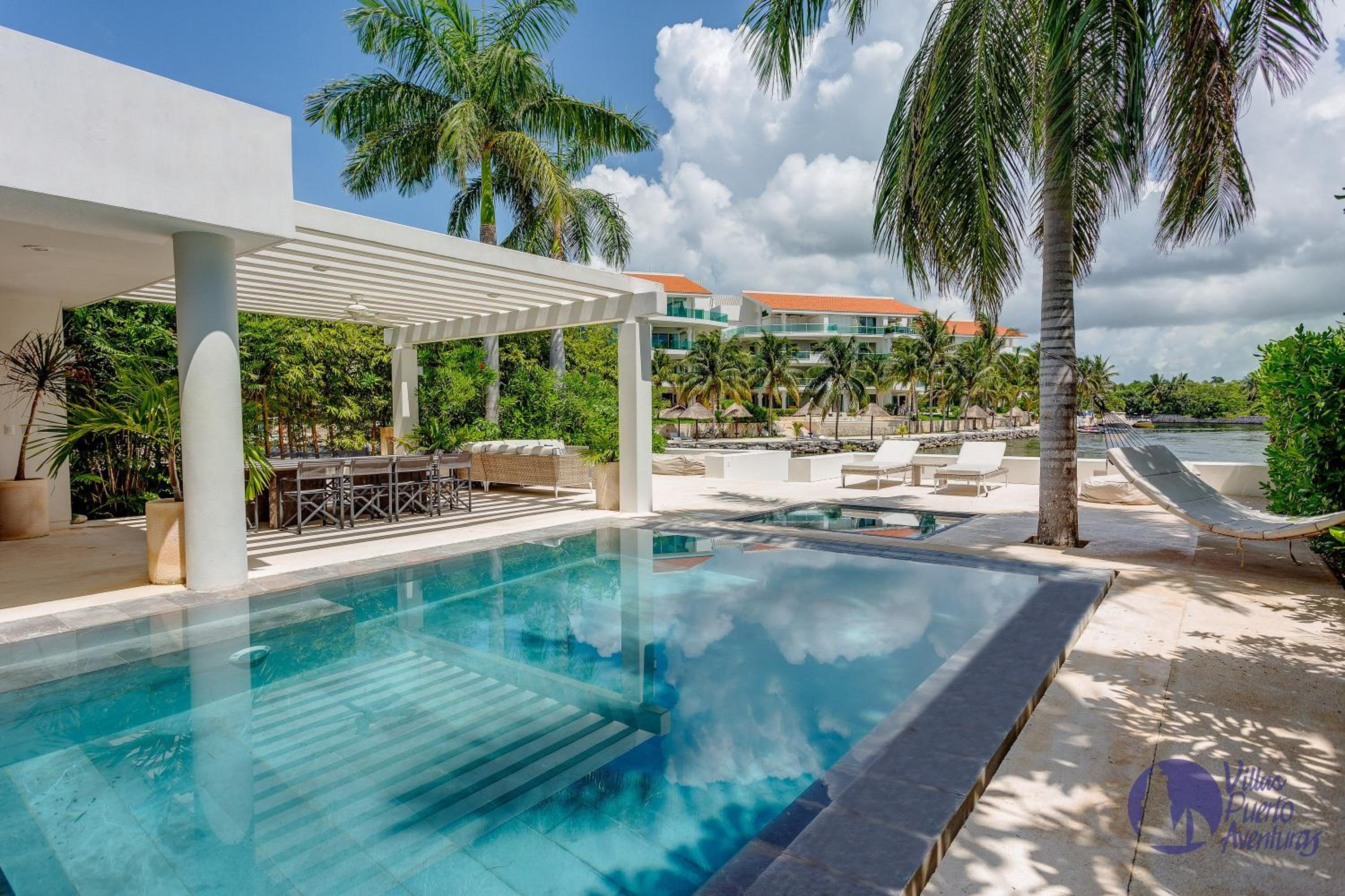 House with private pool, jacuzzi and pier