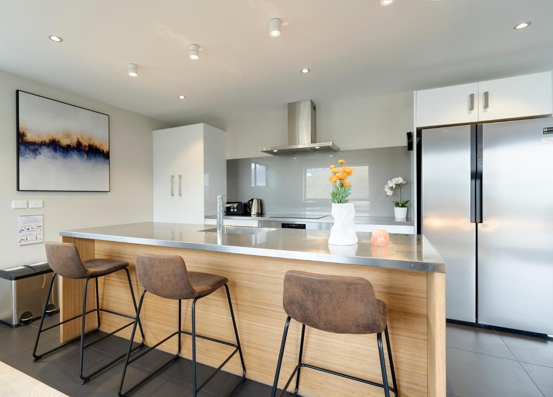 Queenstown Lake and Mountain View Retreat Free Wifi Free Street Parking