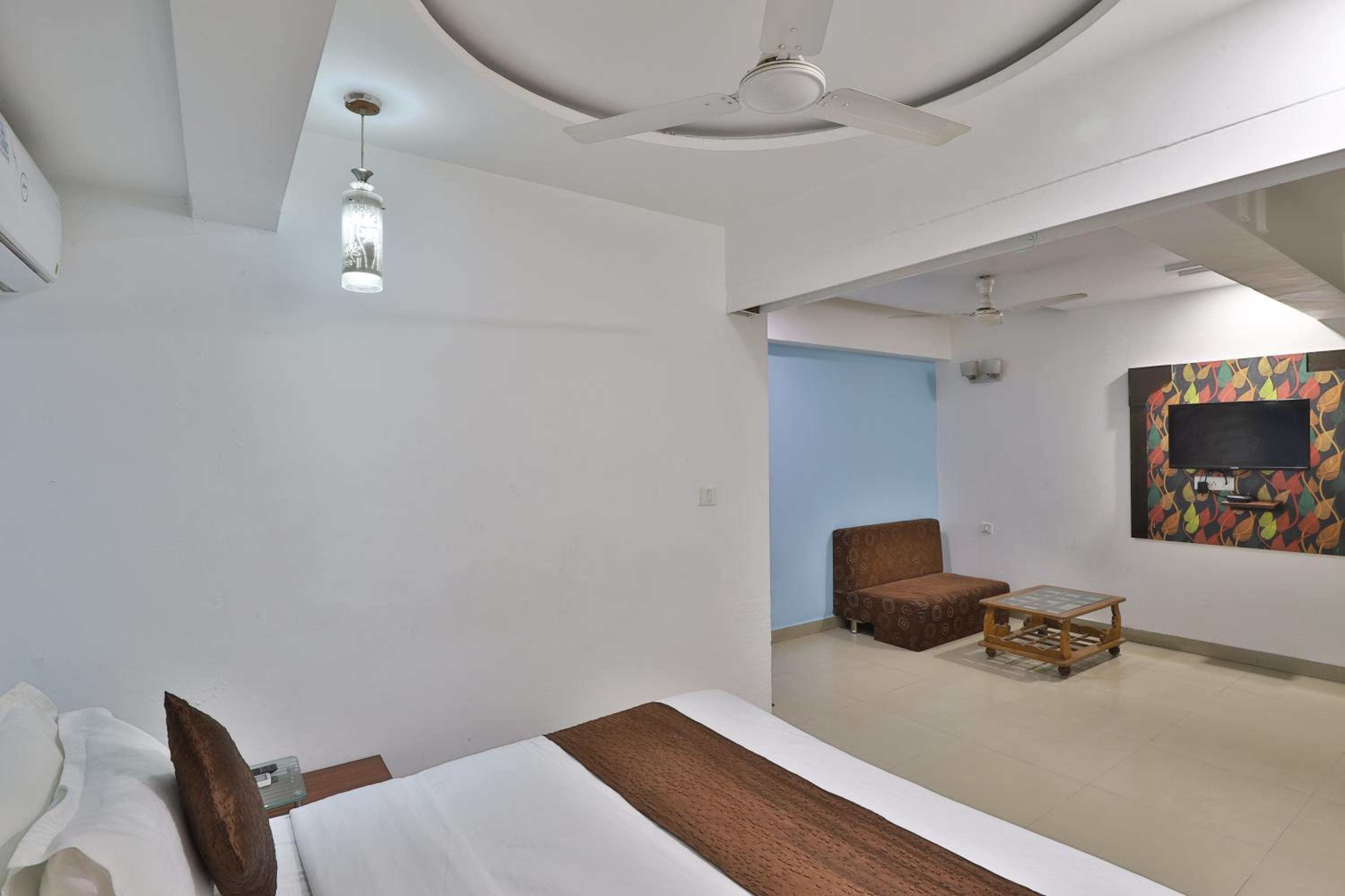 HOTEL MUKUND PALACE