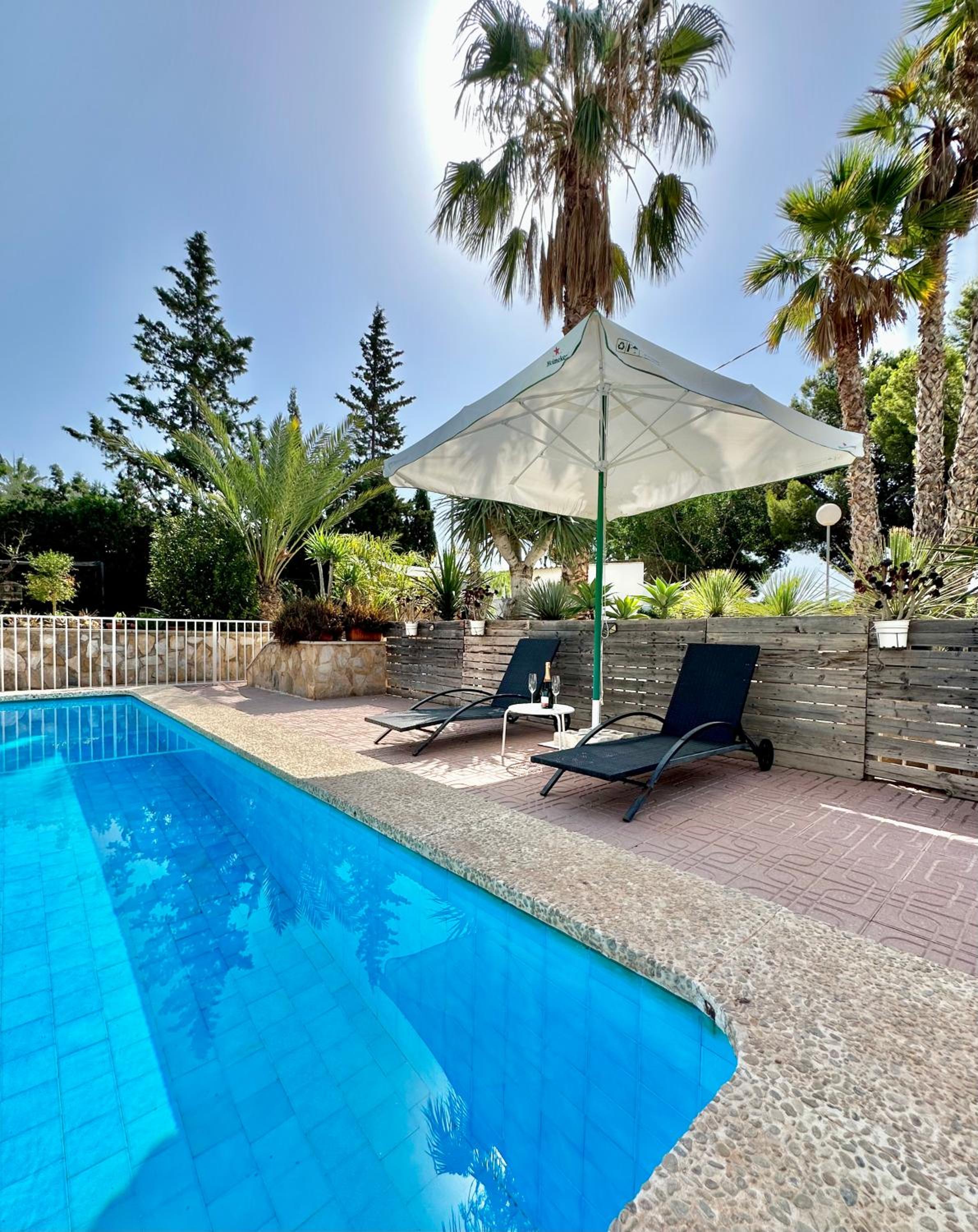 Villa con jardín y piscina privada