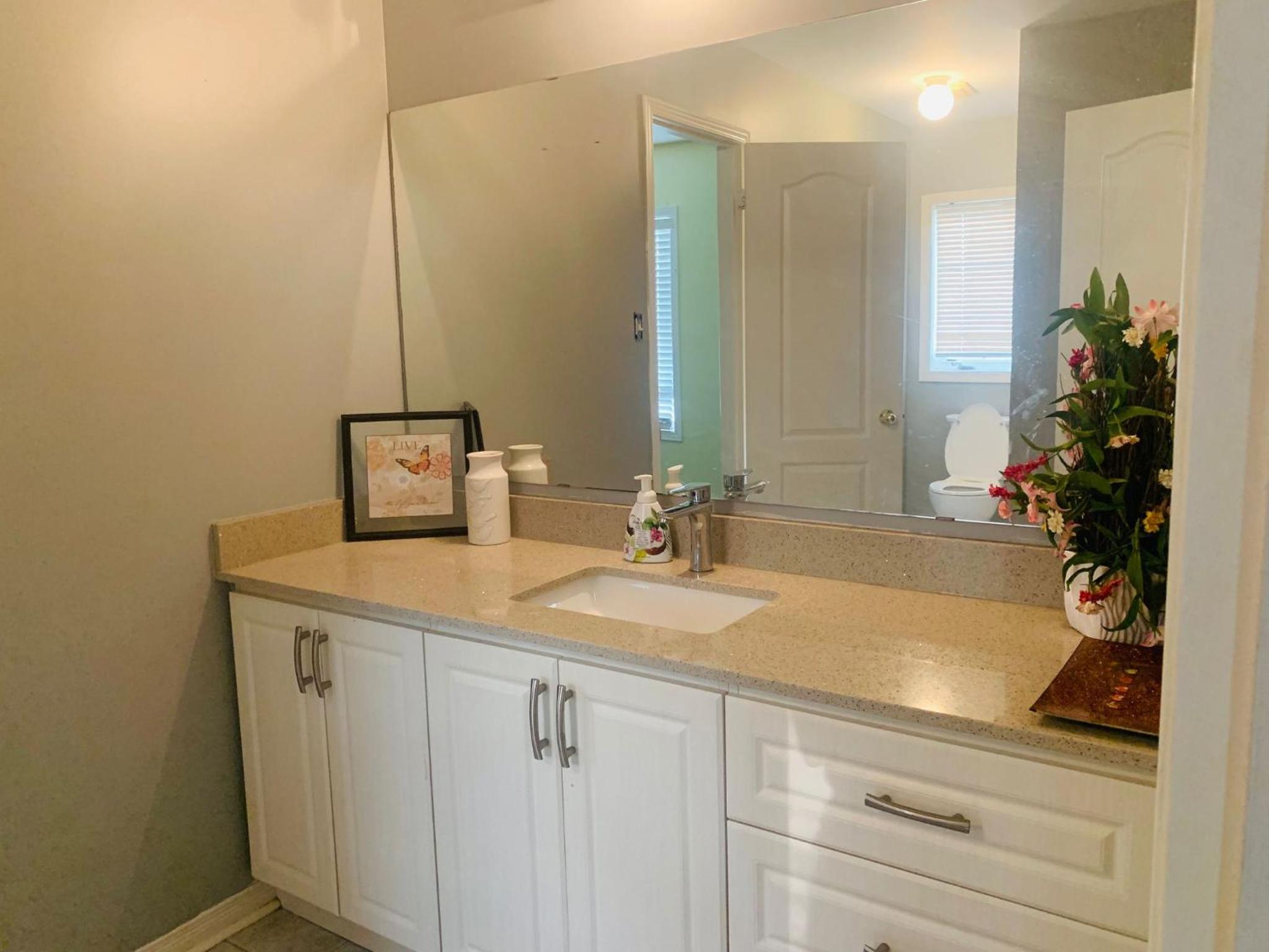 Near Toronto Pearson Airport - Standard Queen Room and Free Parking