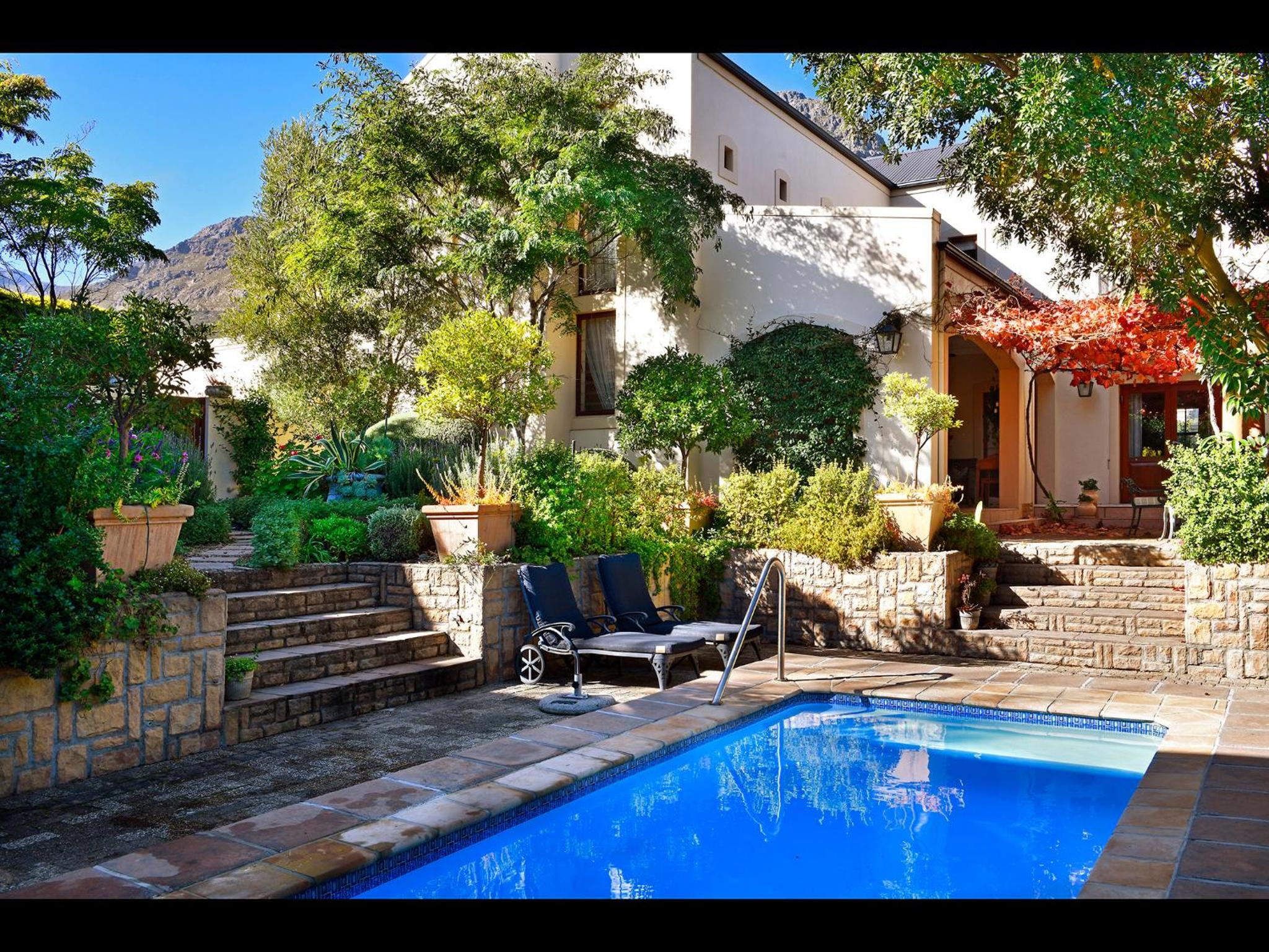 Petit Plaisir is a romantic self-catering cottage on the side of the village no2