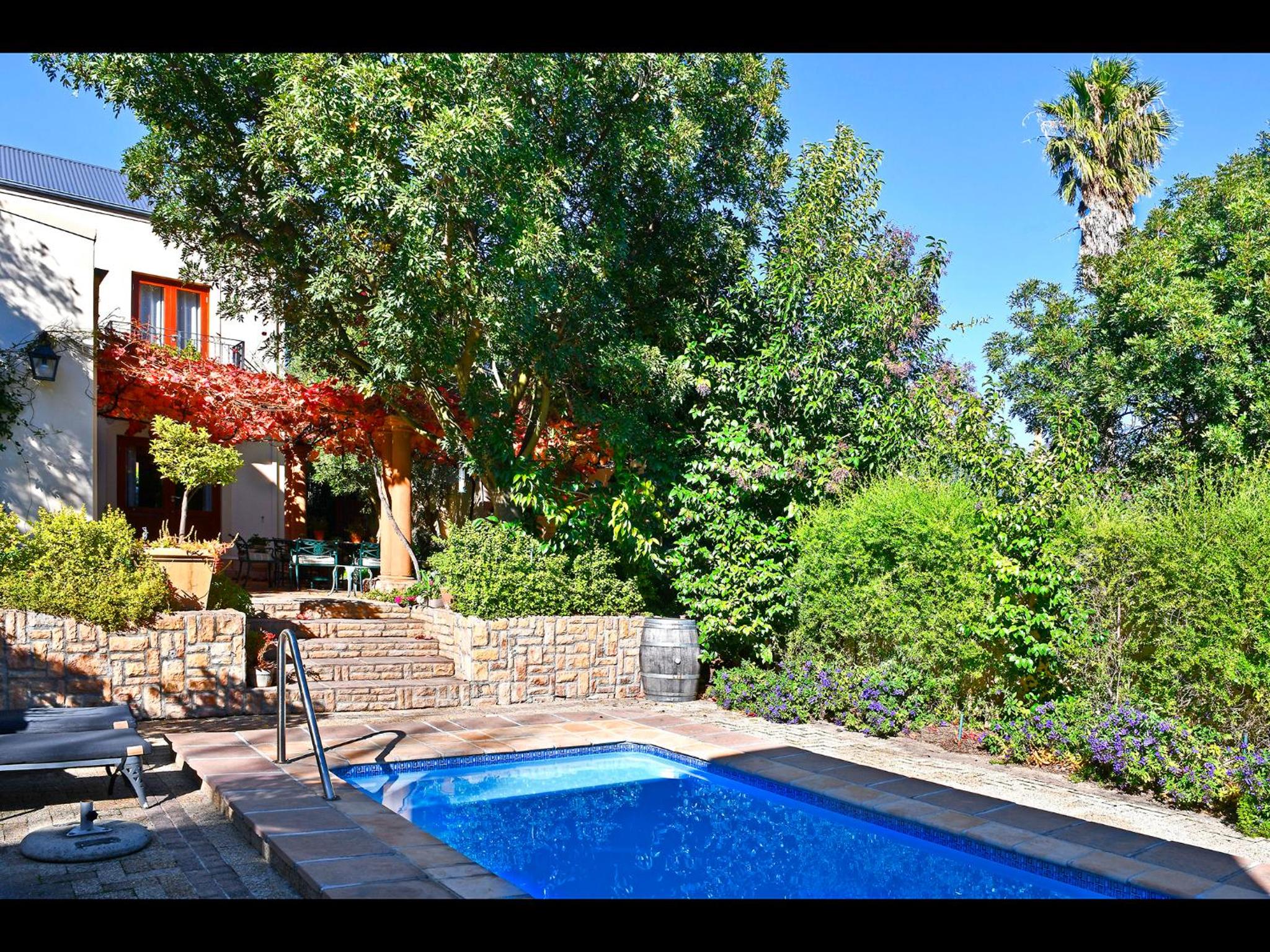 Petit Plaisir is a romantic self-catering cottage on the side of the village no2