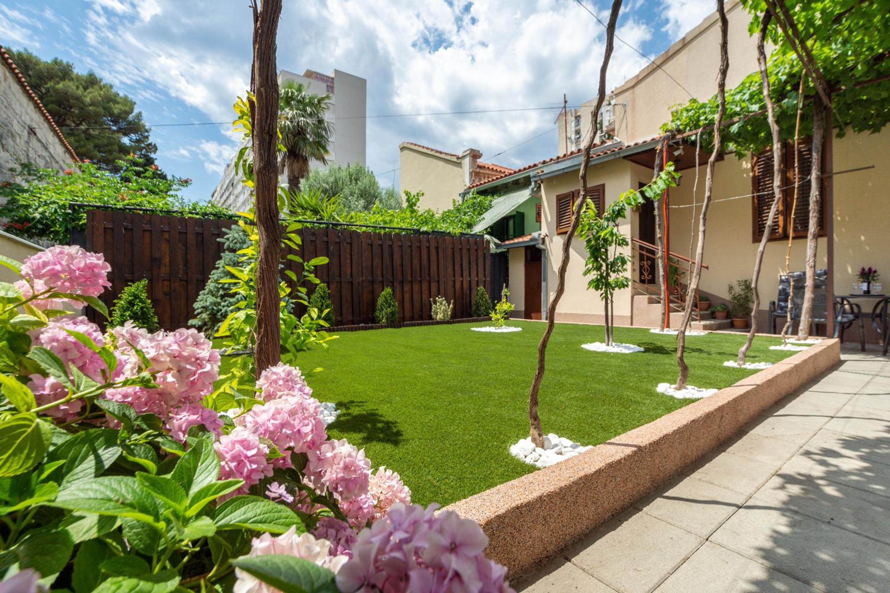 Antique Garden Villa