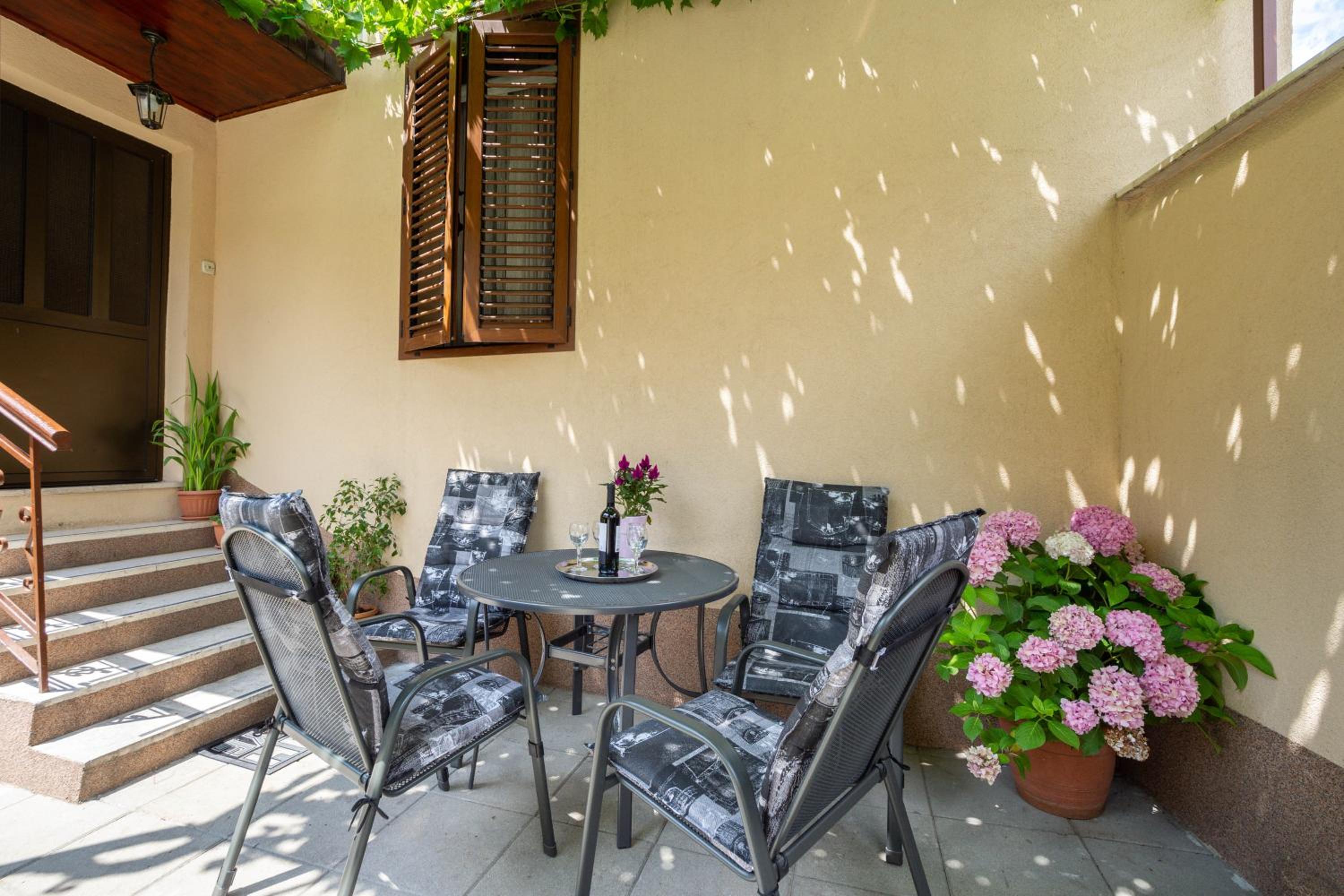 Antique Garden Villa