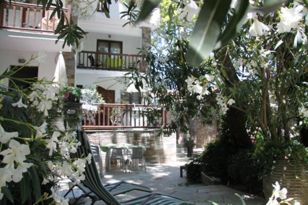 PLATANOFYLLA Studios & Apartments