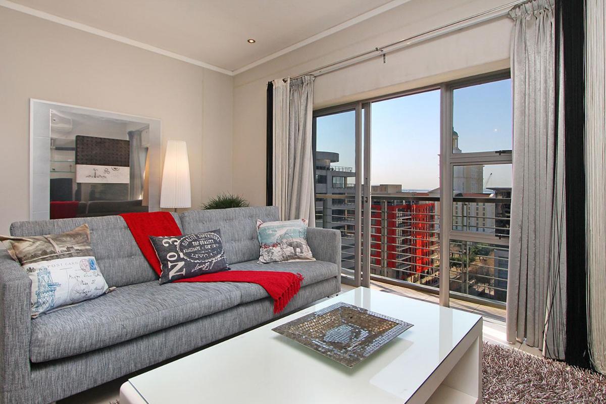 Full Power, long stay rates, walk to V&A Waterfront, fibre WIFI, gym & pool