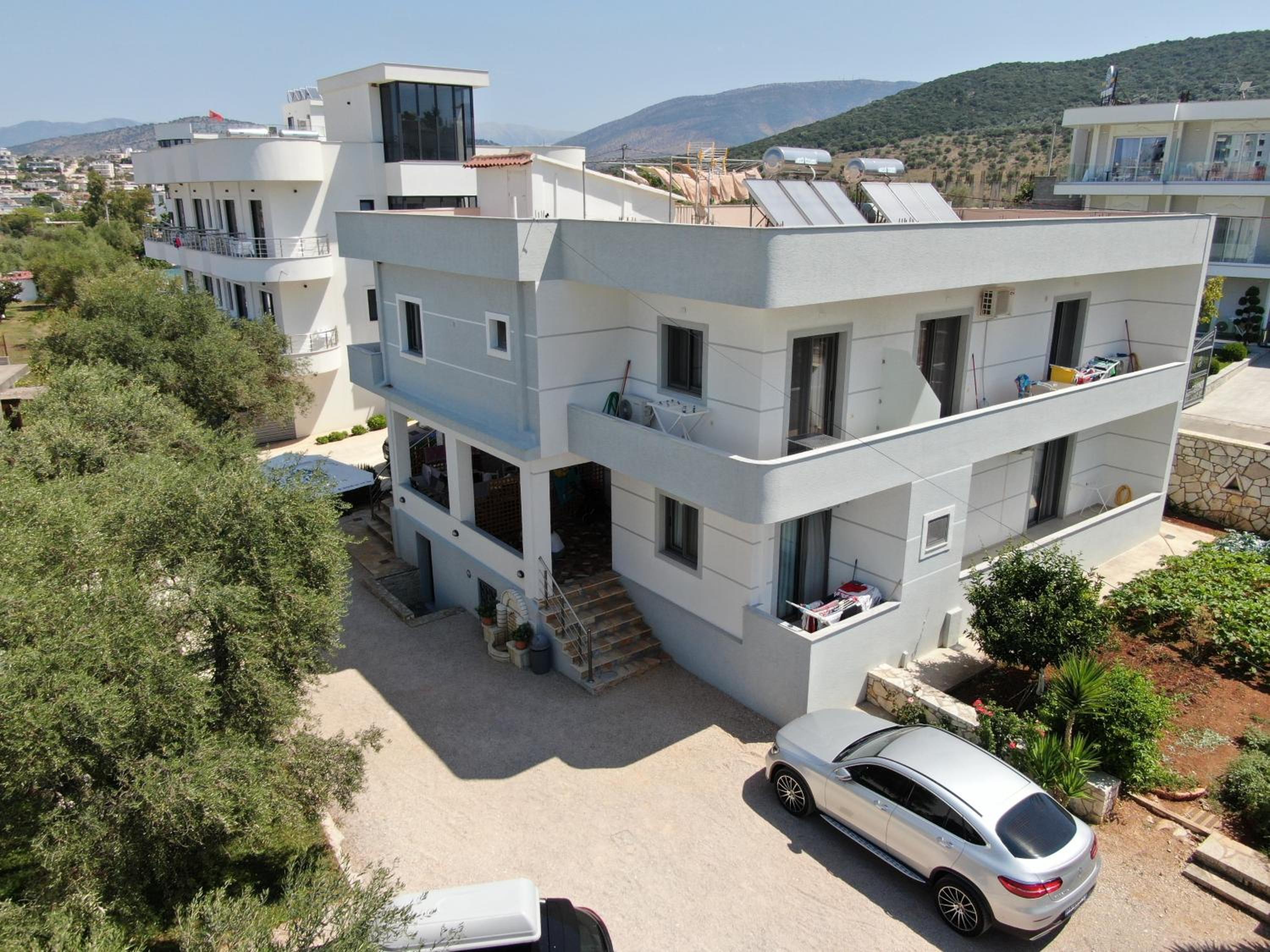 Erjon Apartments