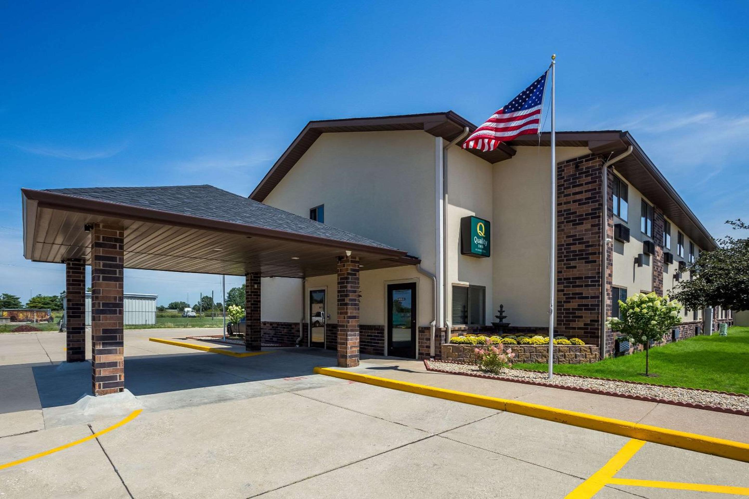 Galesburg Vacations - Quality Inn Galesburg near US Highway 34 and I-74 - Property Image 1