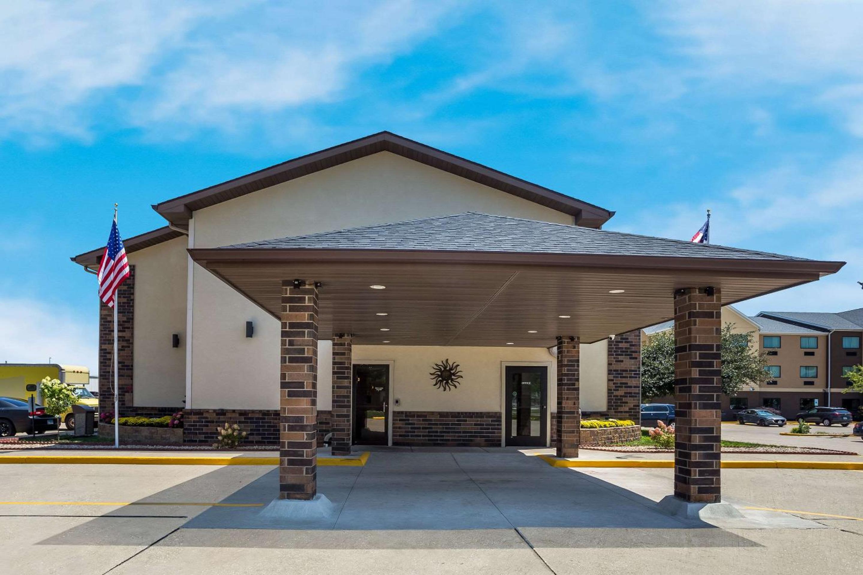 Galesburg Vacations - Quality Inn Galesburg near US Highway 34 and I-74 - Property Image 2