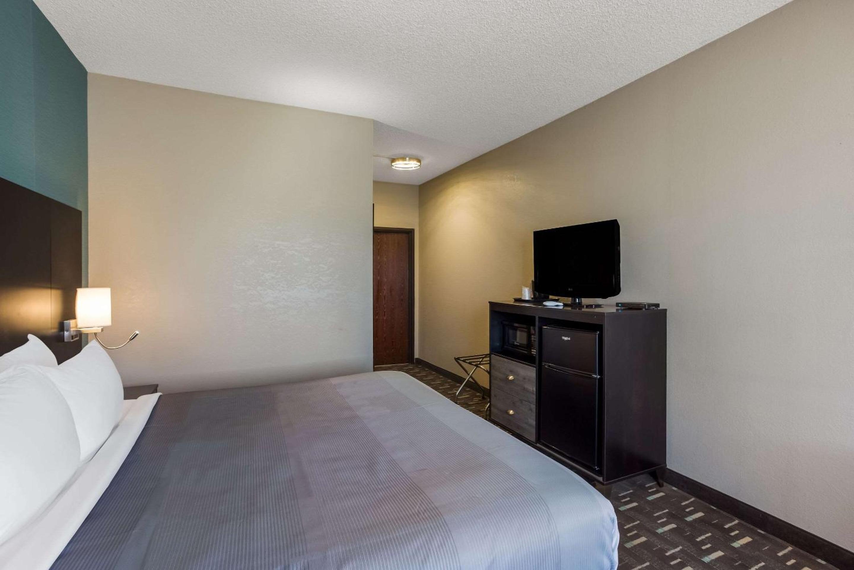 Galesburg Vacations - Quality Inn Galesburg near US Highway 34 and I-74 - Property Image 18