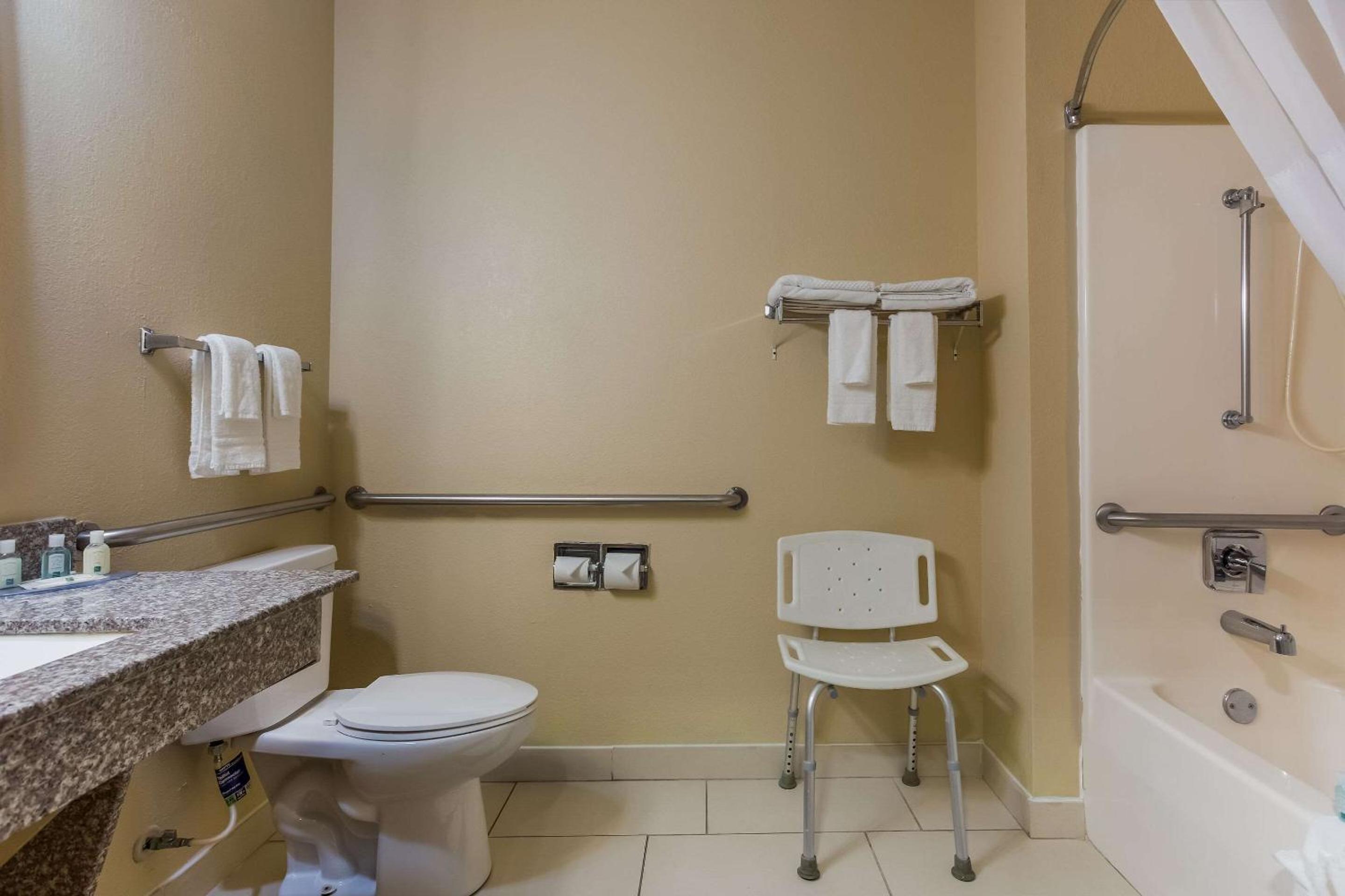 Galesburg Vacations - Quality Inn Galesburg near US Highway 34 and I-74 - Property Image 17