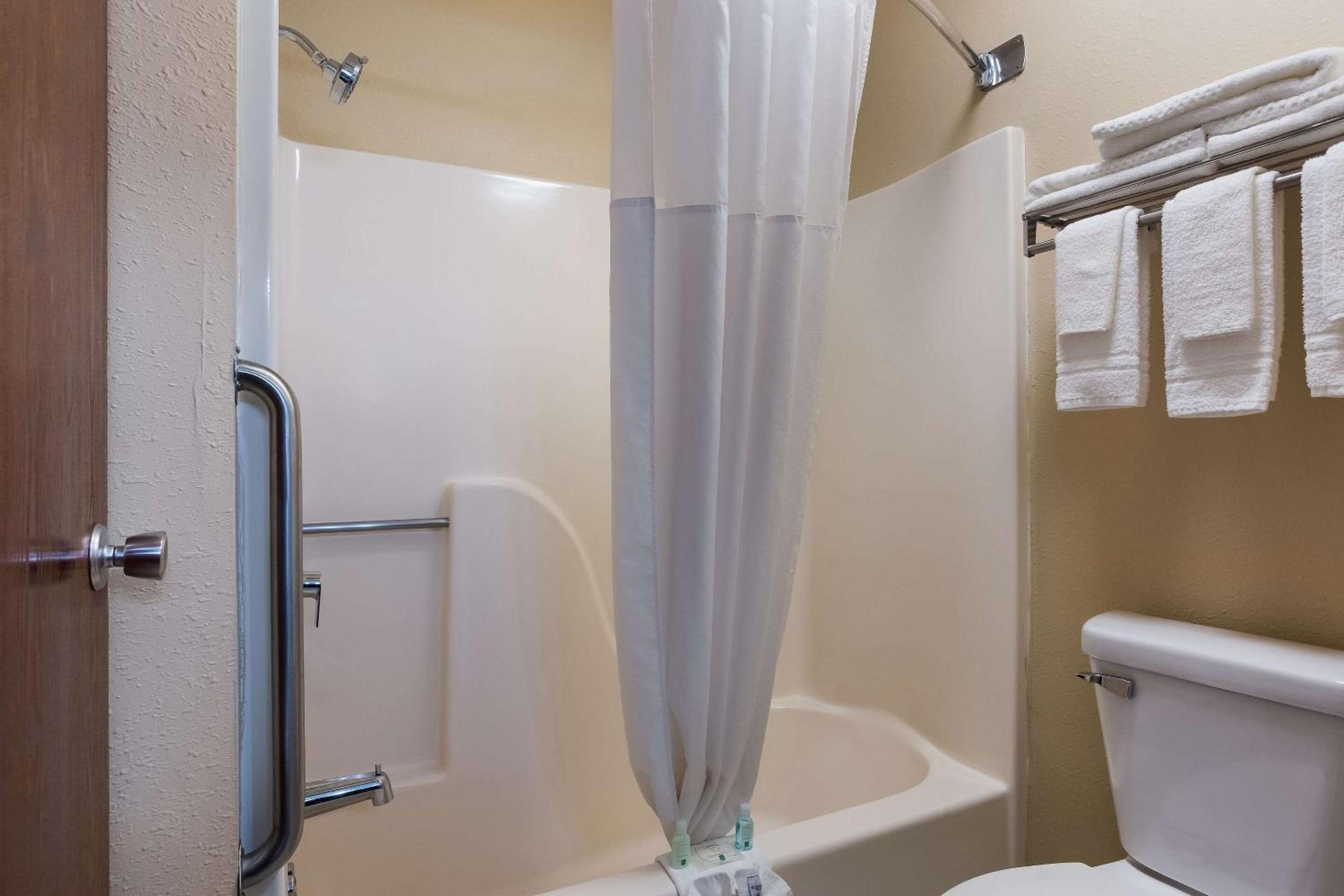 Galesburg Vacations - Quality Inn Galesburg near US Highway 34 and I-74 - Property Image 11