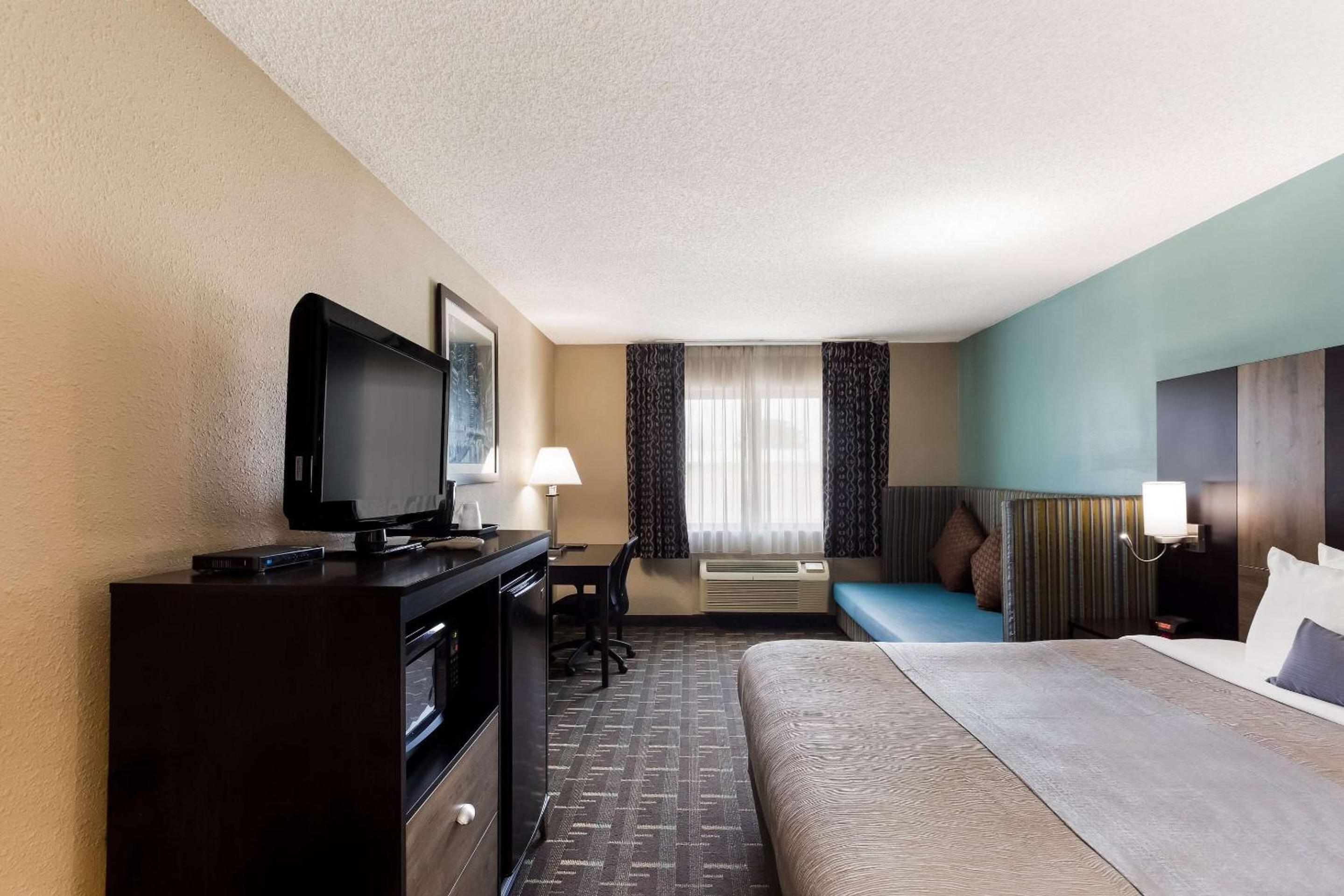 Galesburg Vacations - Quality Inn Galesburg near US Highway 34 and I-74 - Property Image 9