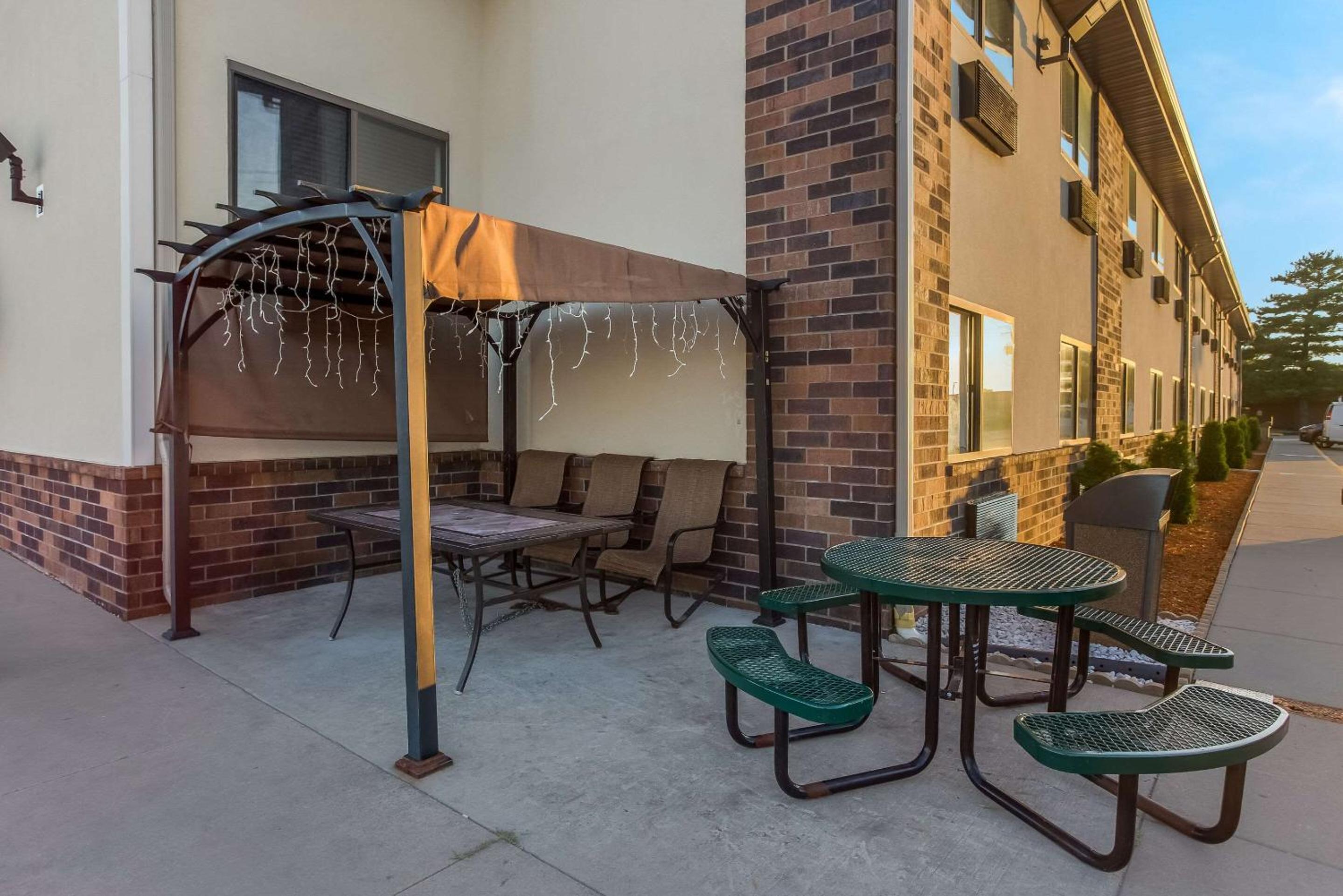 Galesburg Vacations - Quality Inn Galesburg near US Highway 34 and I-74 - Property Image 2