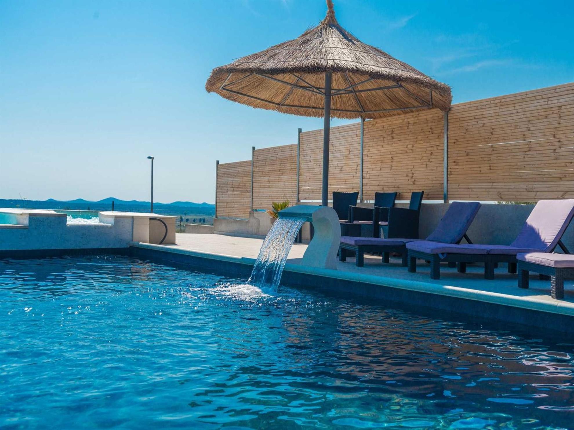 Magnificent Villa Mande with pool, Vrana lake