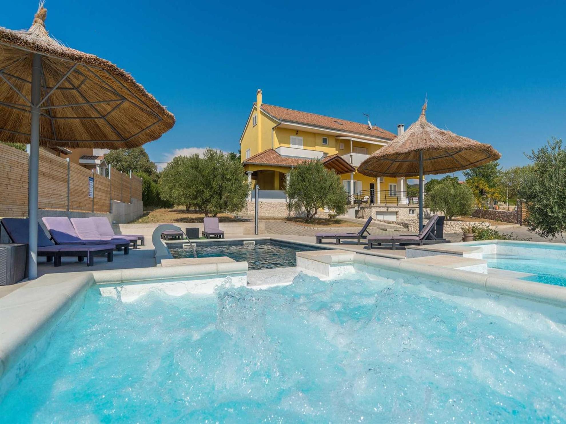 Magnificent Villa Mande with pool, Vrana lake