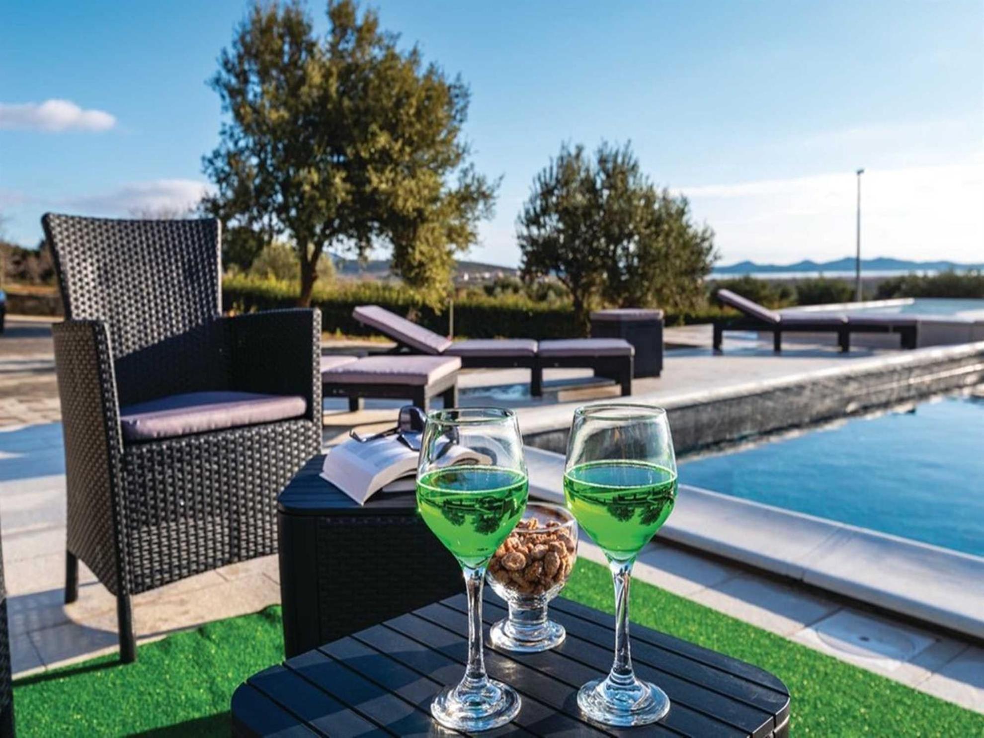 Magnificent Villa Mande with pool, Vrana lake
