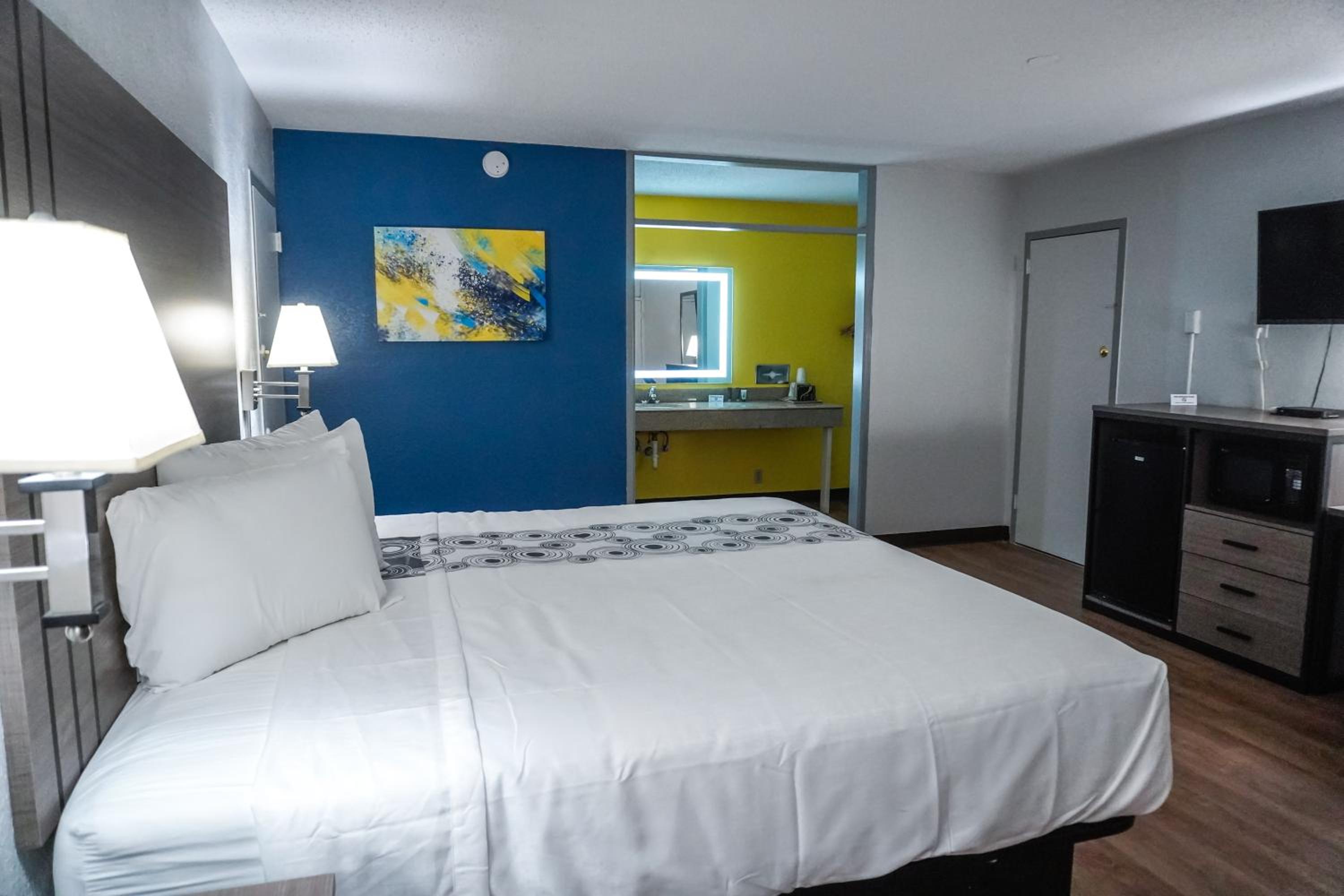 Carlsbad Vacations - Econo Lodge - Property Image 5