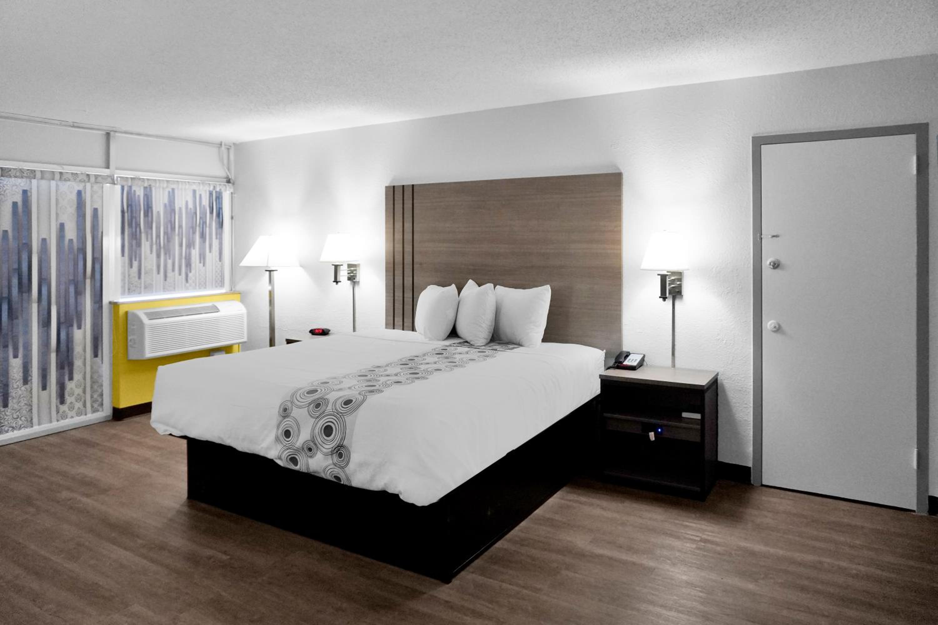 Carlsbad Vacations - Econo Lodge - Property Image 24