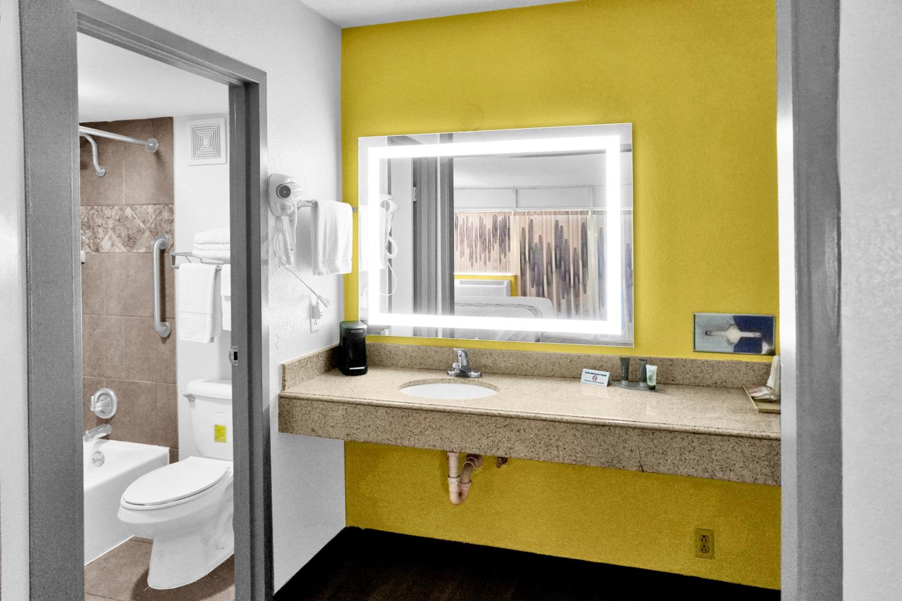 Carlsbad Vacations - Econo Lodge - Property Image 25