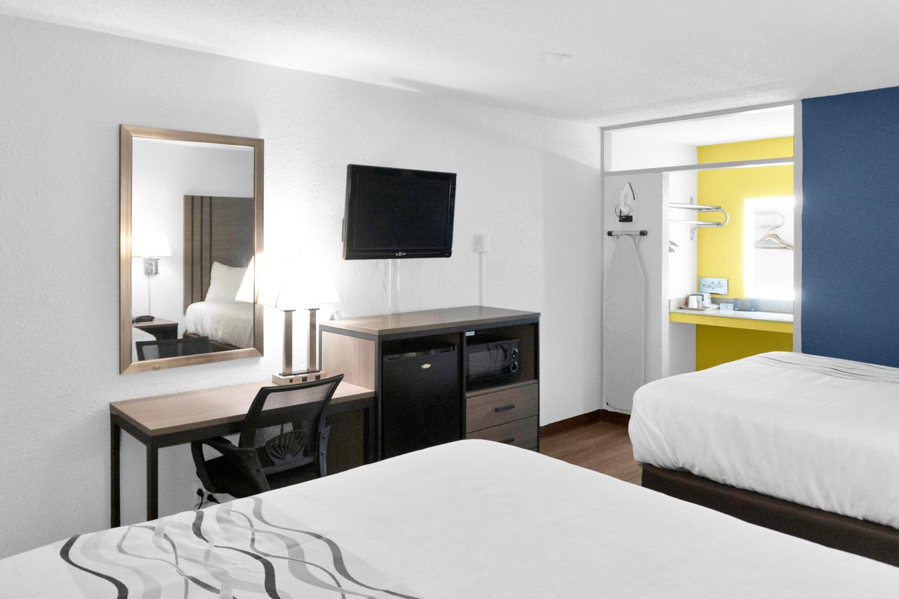 Carlsbad Vacations - Econo Lodge - Property Image 20