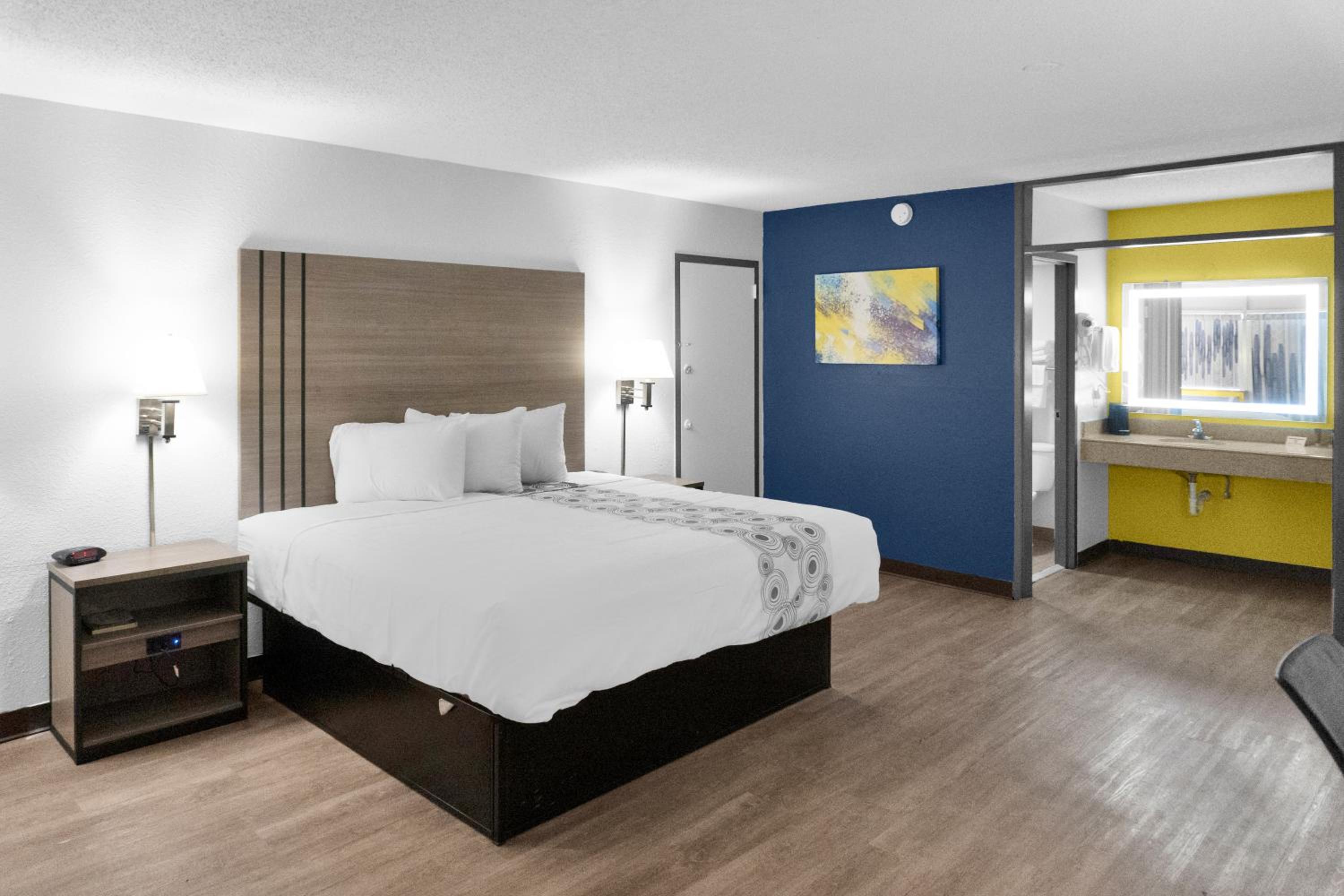 Carlsbad Vacations - Econo Lodge - Property Image 2