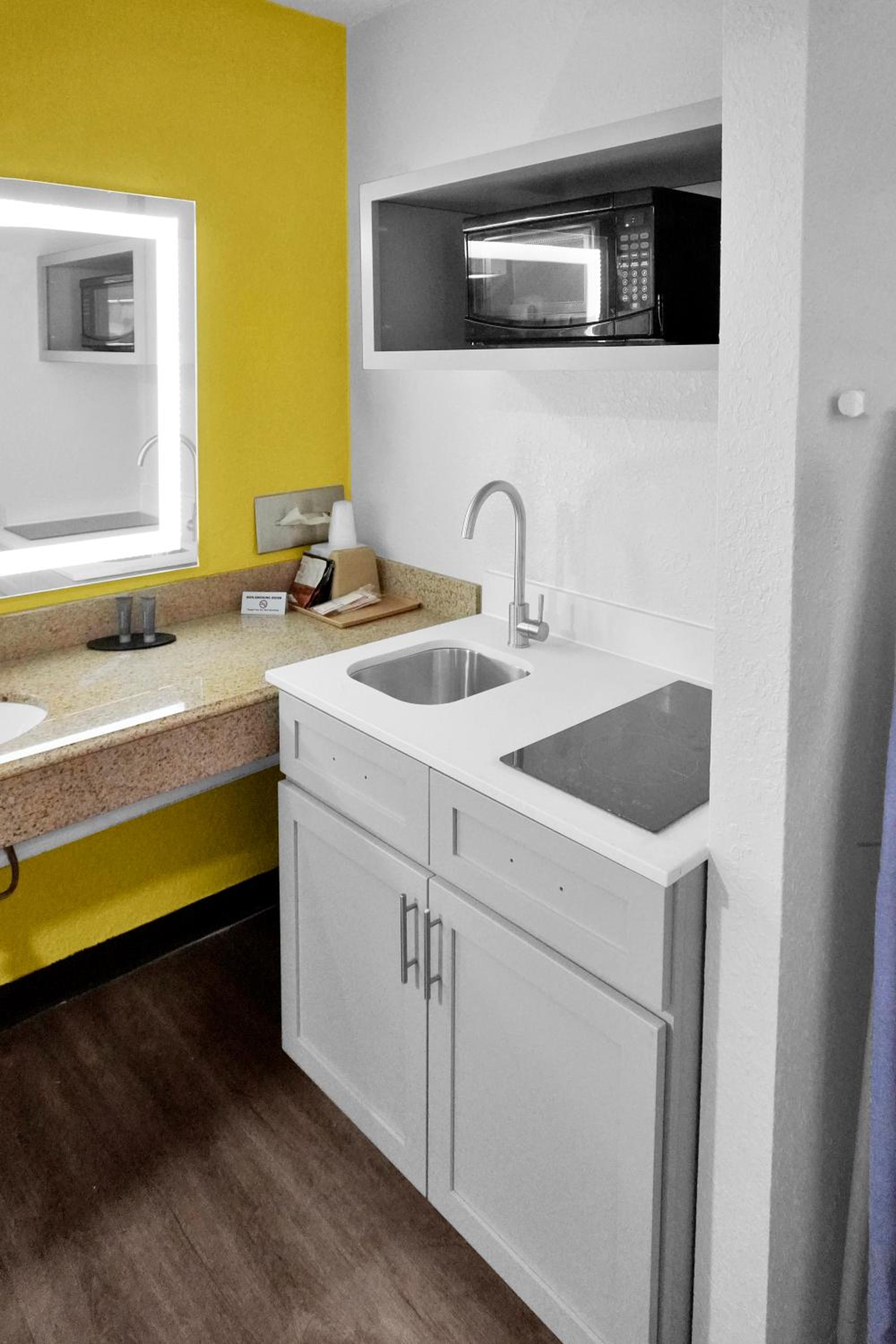 Carlsbad Vacations - Econo Lodge - Property Image 6