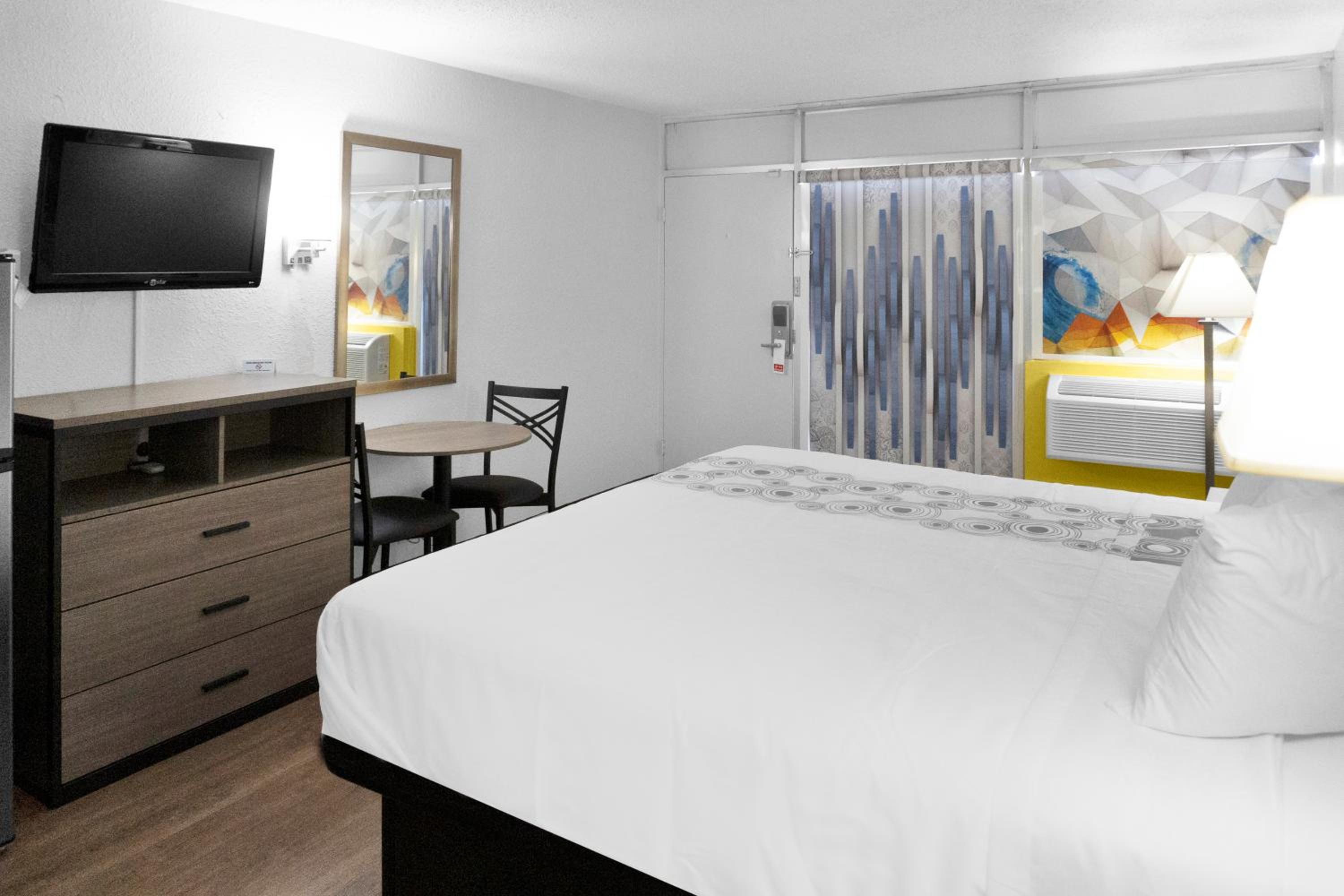 Carlsbad Vacations - Econo Lodge - Property Image 3