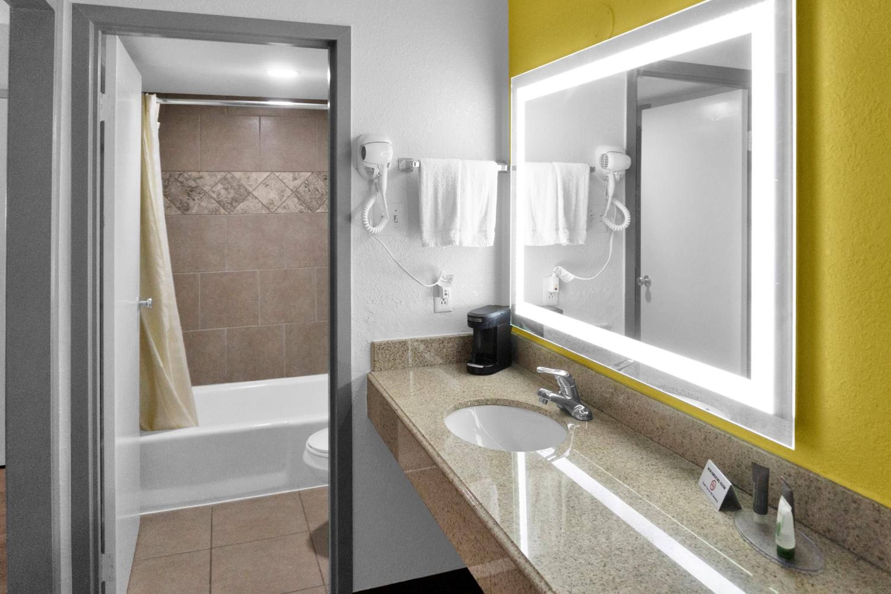 Carlsbad Vacations - Econo Lodge - Property Image 7