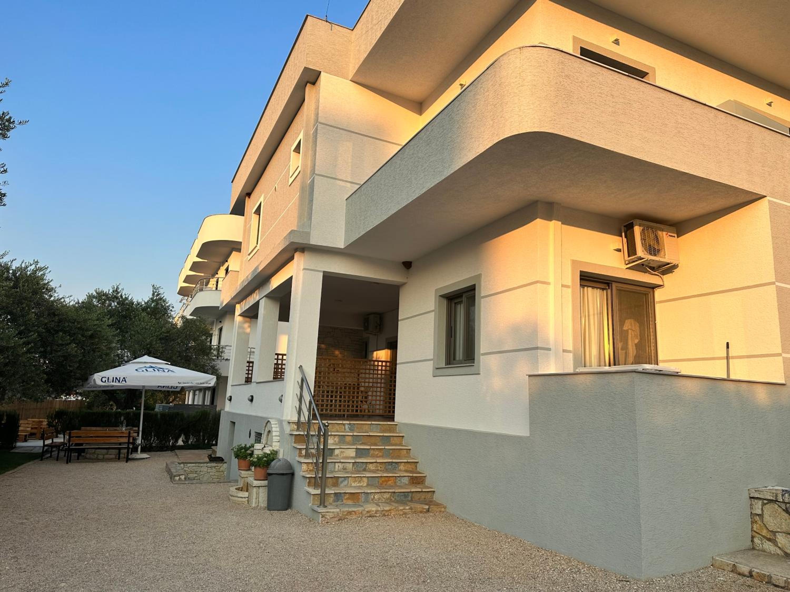 Erjon Apartments