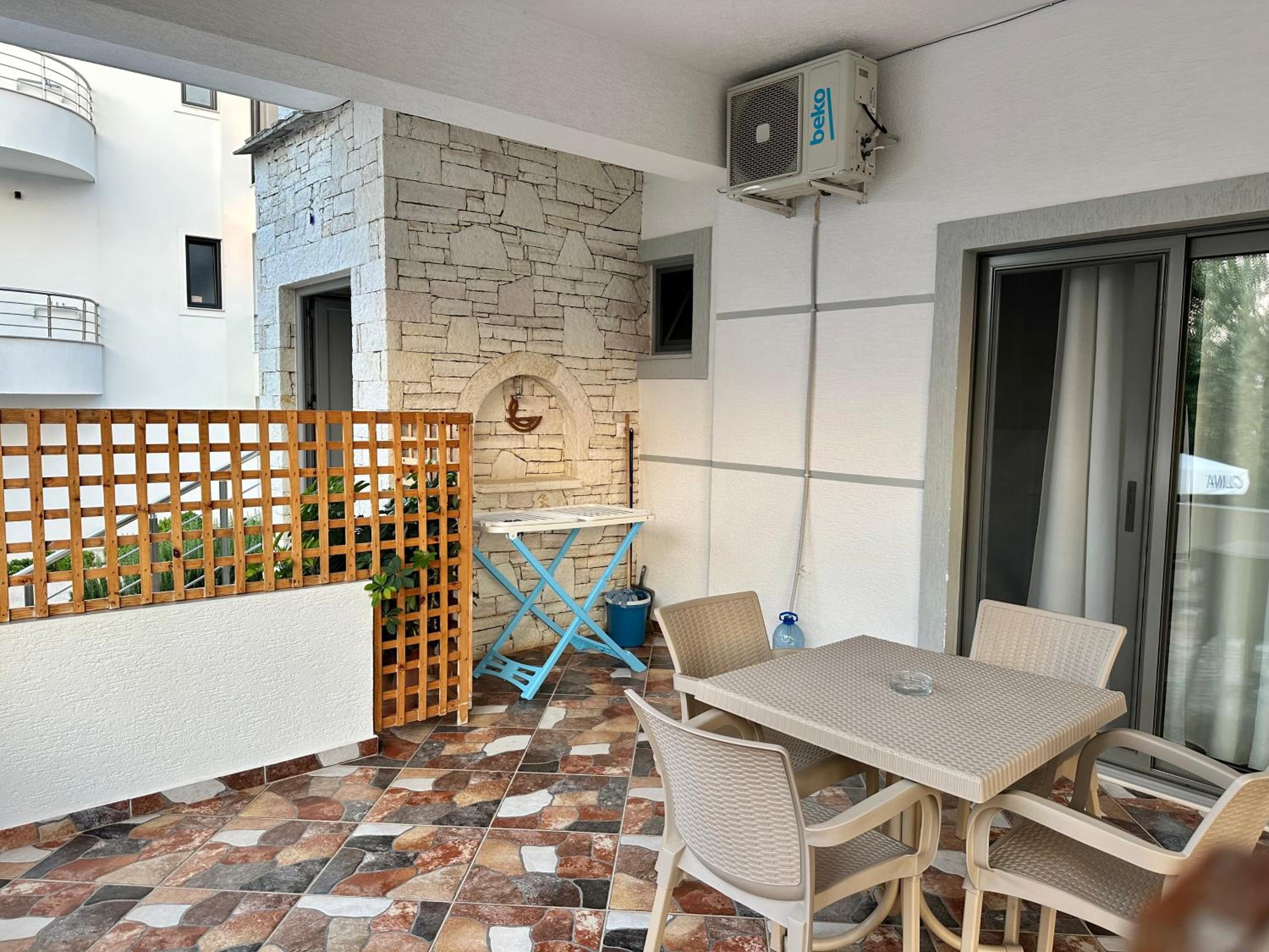 Erjon Apartments