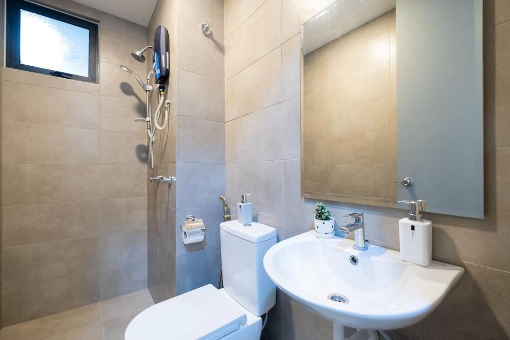 New Source KL Homestay, KLCC & MITEC 15Mins, (6-10 Pax)