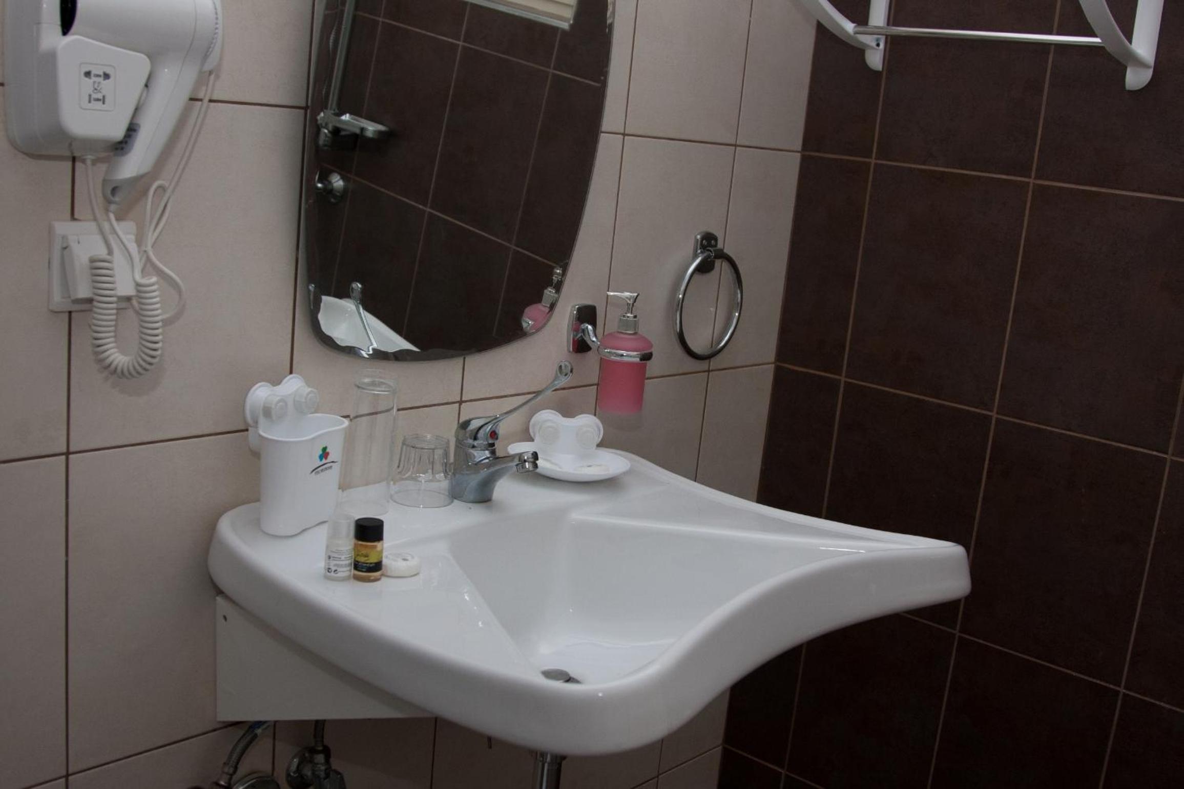 Thea Hotel - Studios & Suites
