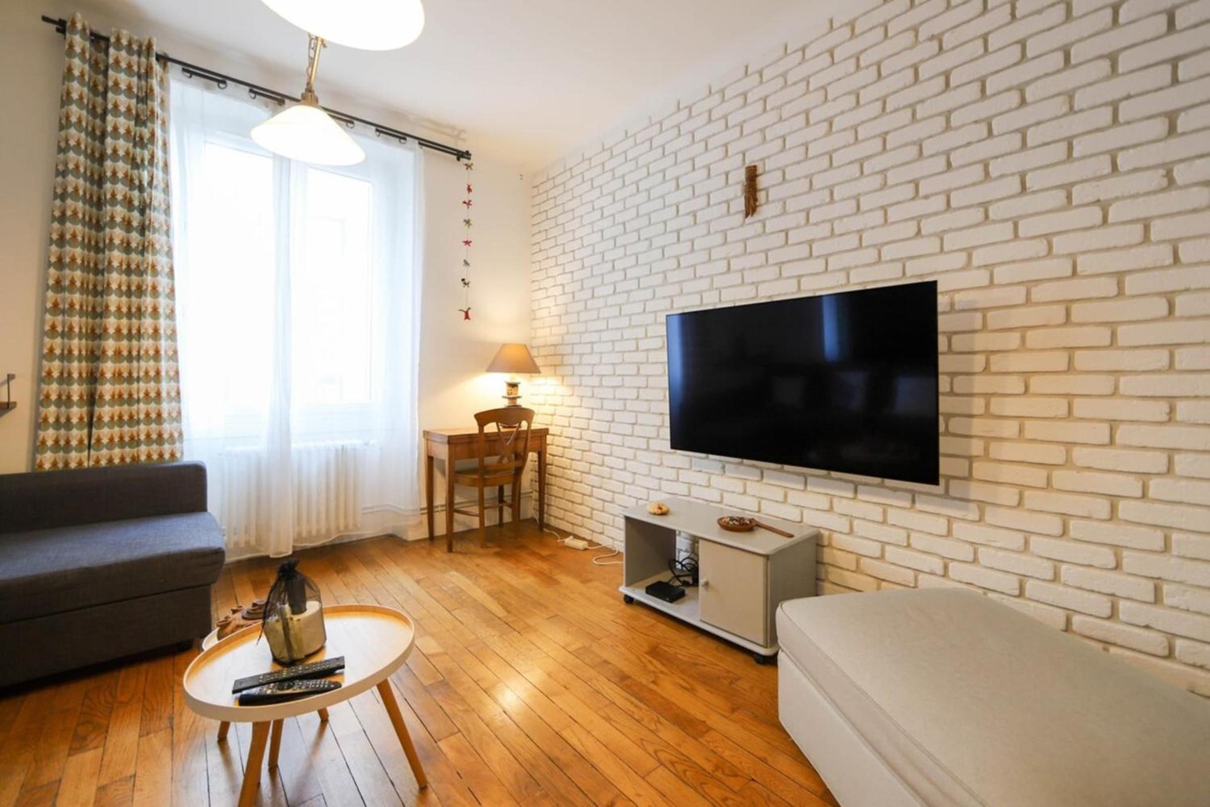 Cozy comfort 3 mins from the lake - parking