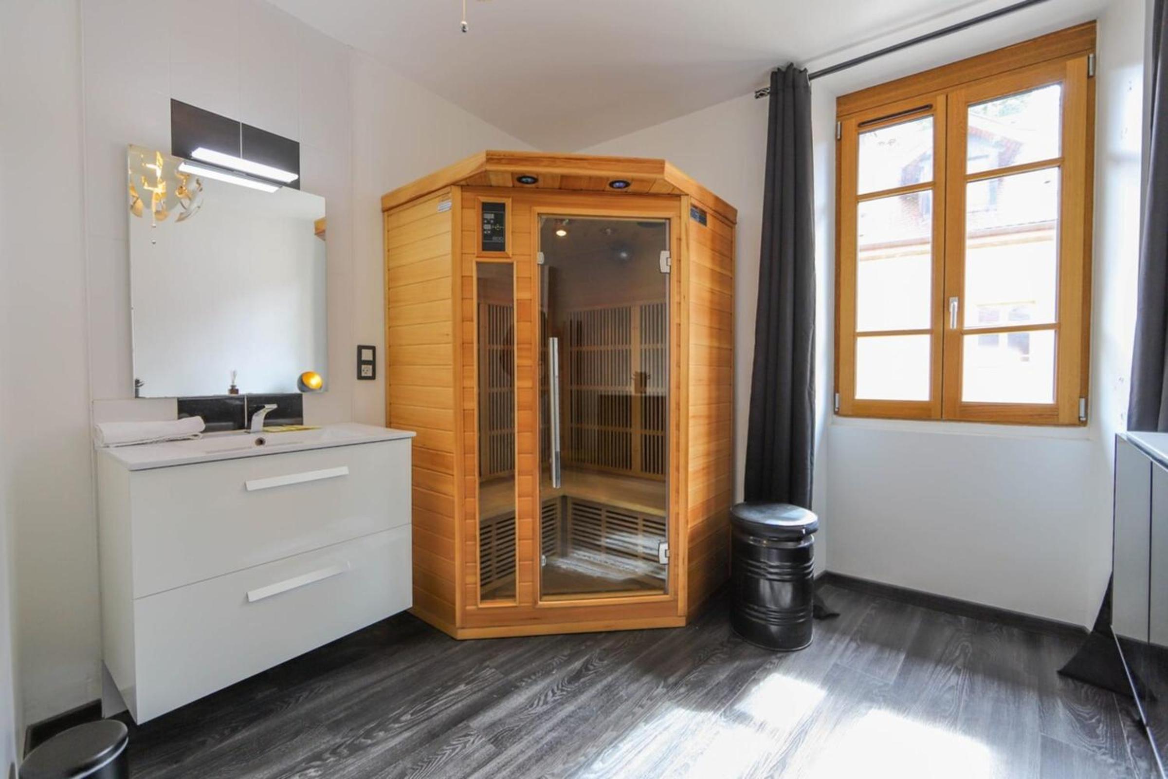 2 bd apartment with sauna in the center of Annecy