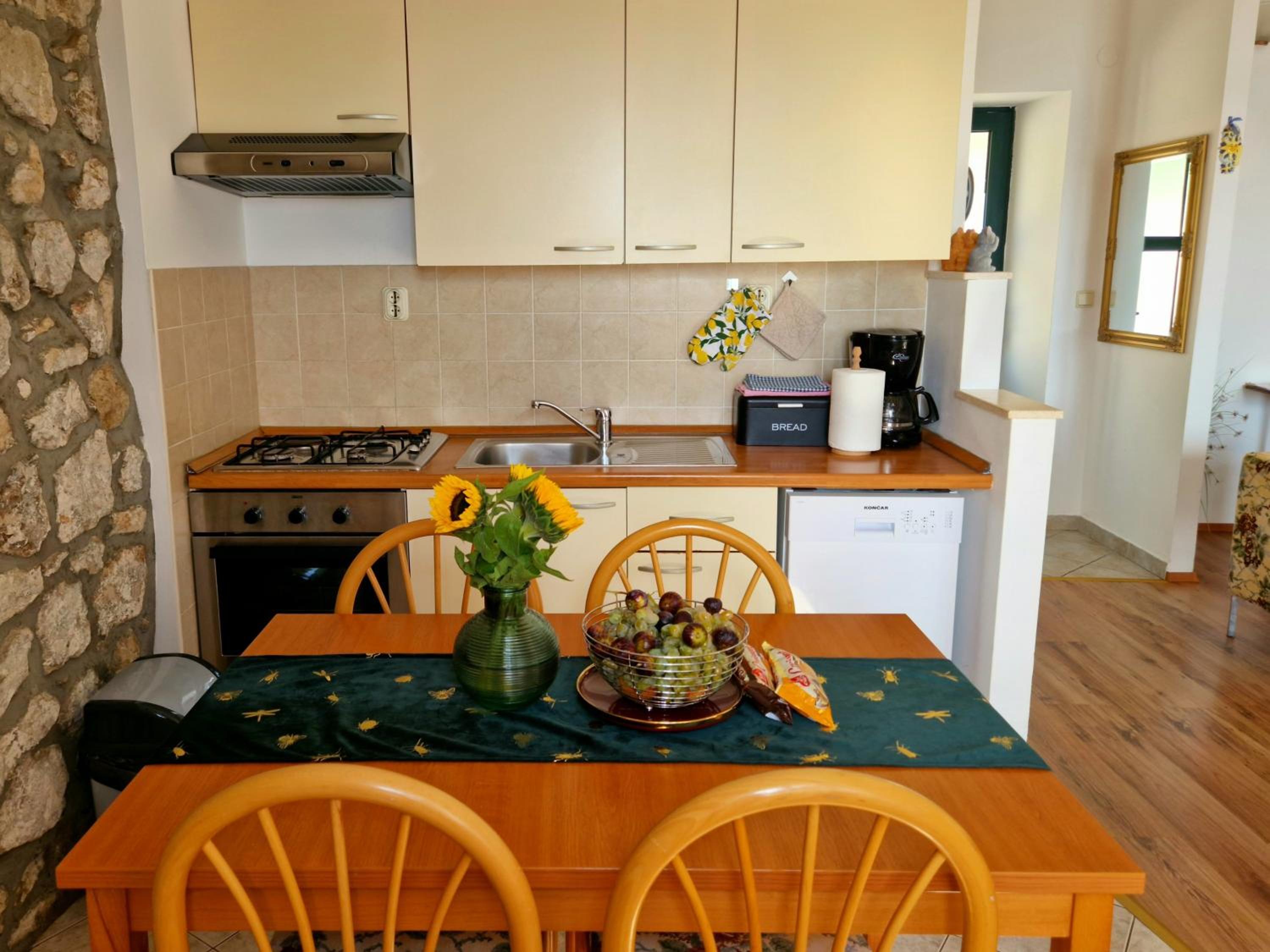 Paula Apartment - Green home by the sea view 4