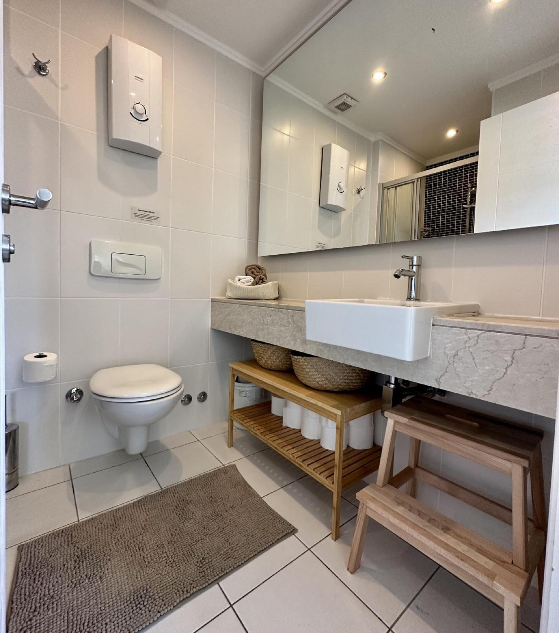 Babylon 40 - 1 bed private home Sleeps Up To 4
