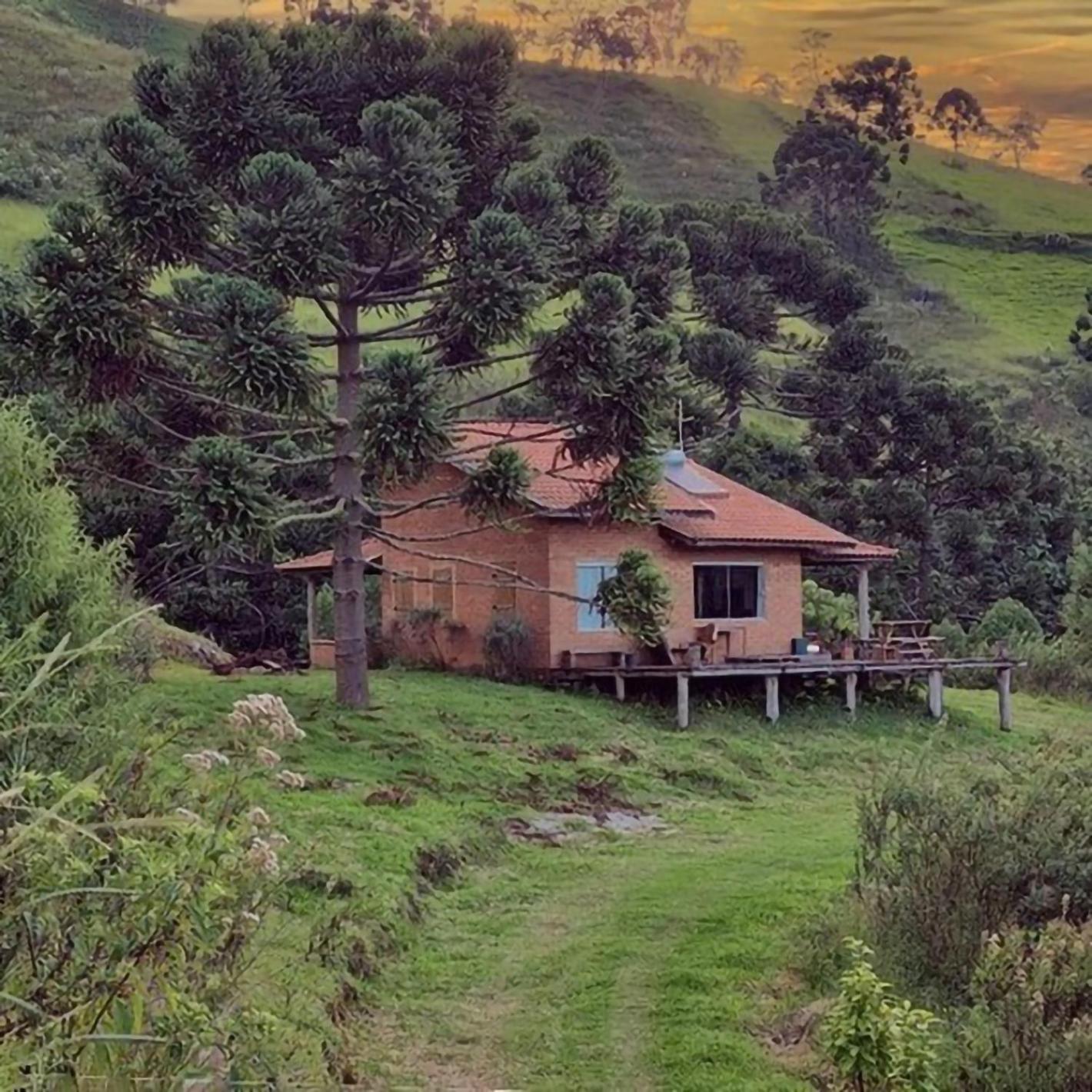 Casa ecológica na montanha com vista para o vale