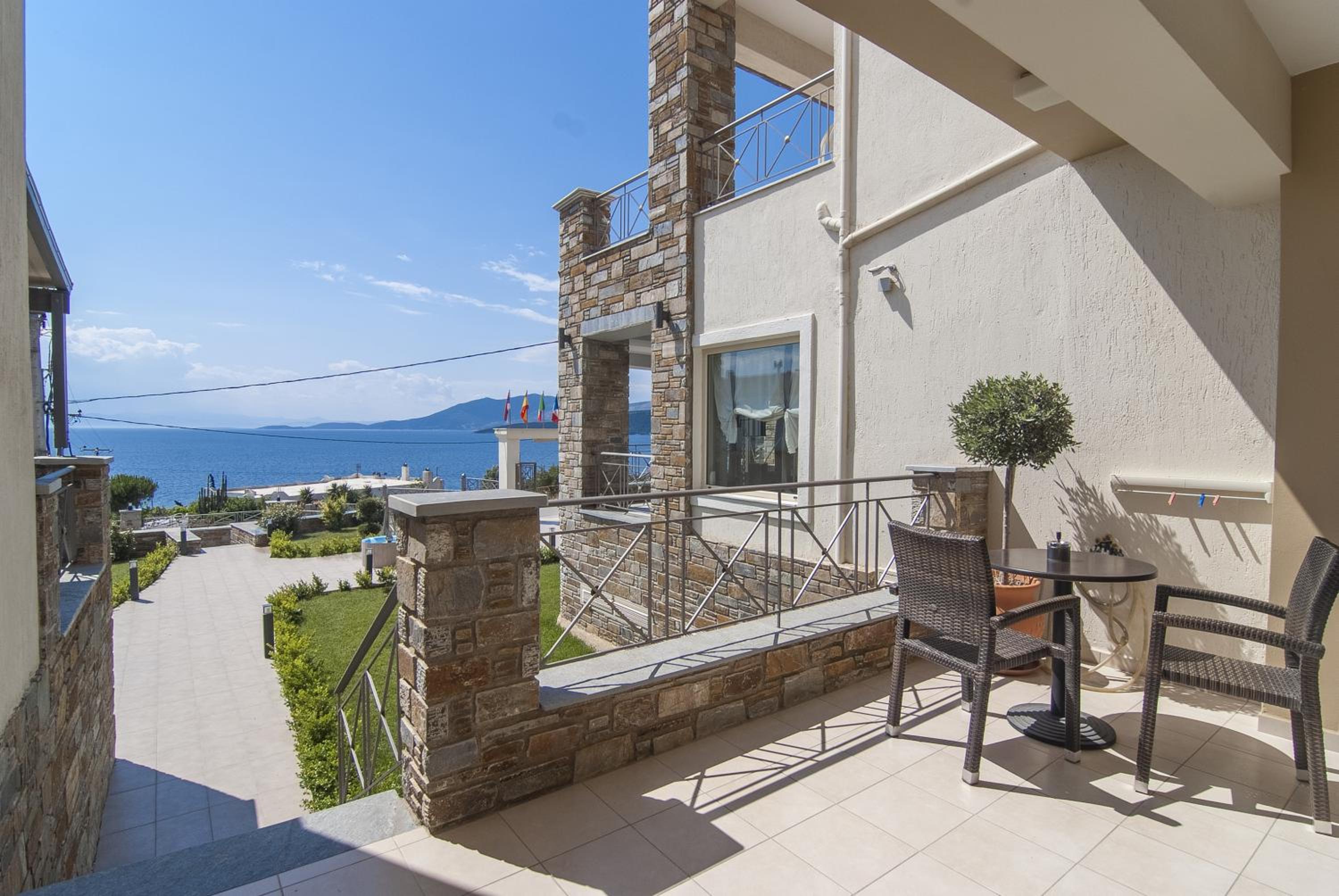 Thea Hotel - Studios & Suites