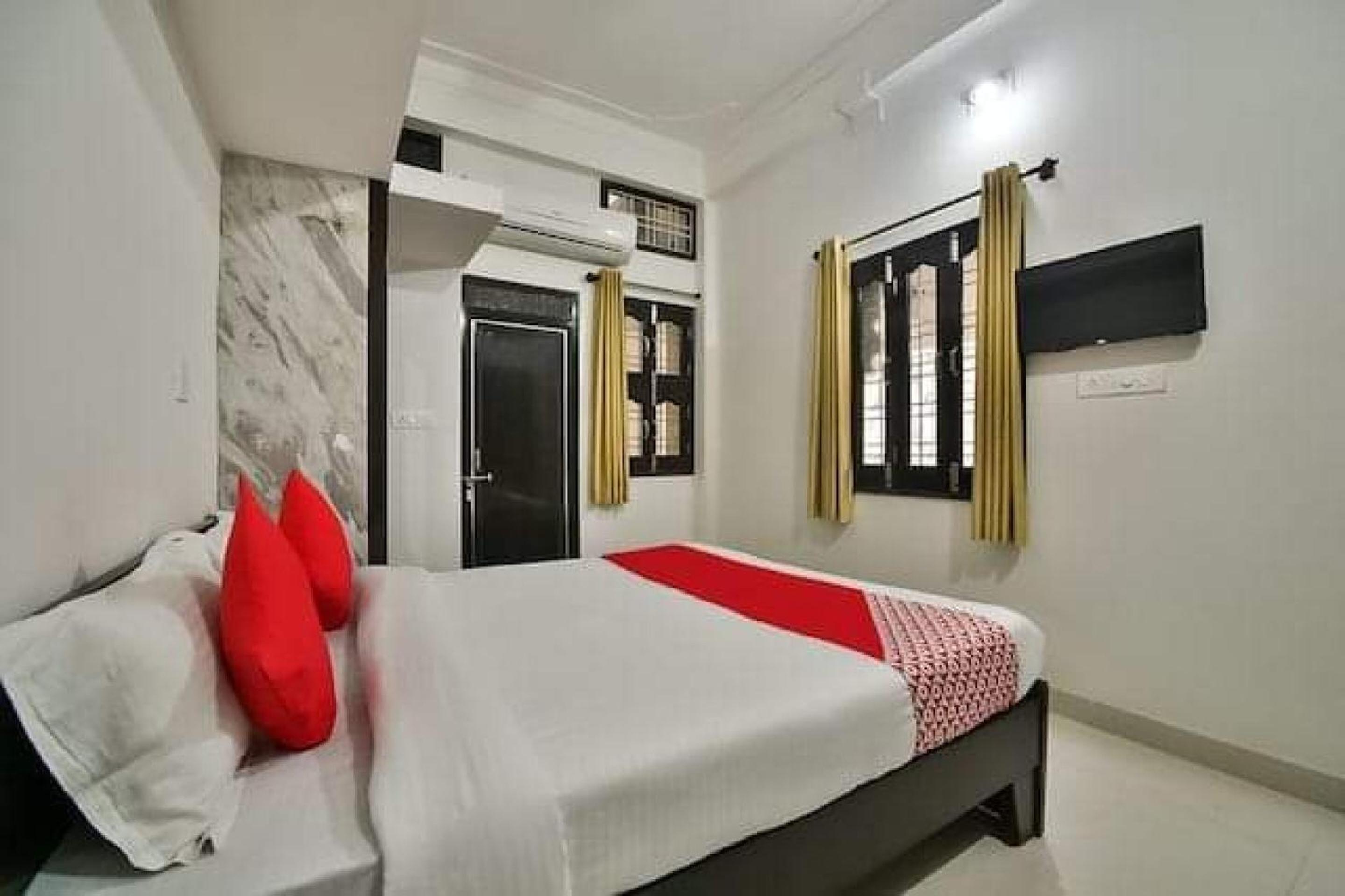 Capital O 82629 Hotel Prithvi Lok