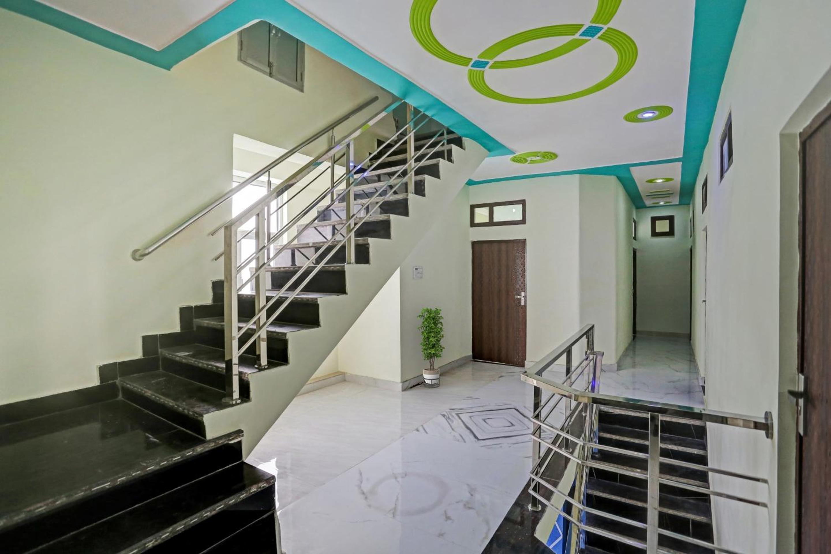 OYO Flagship Green Well Hotel & Restaurant