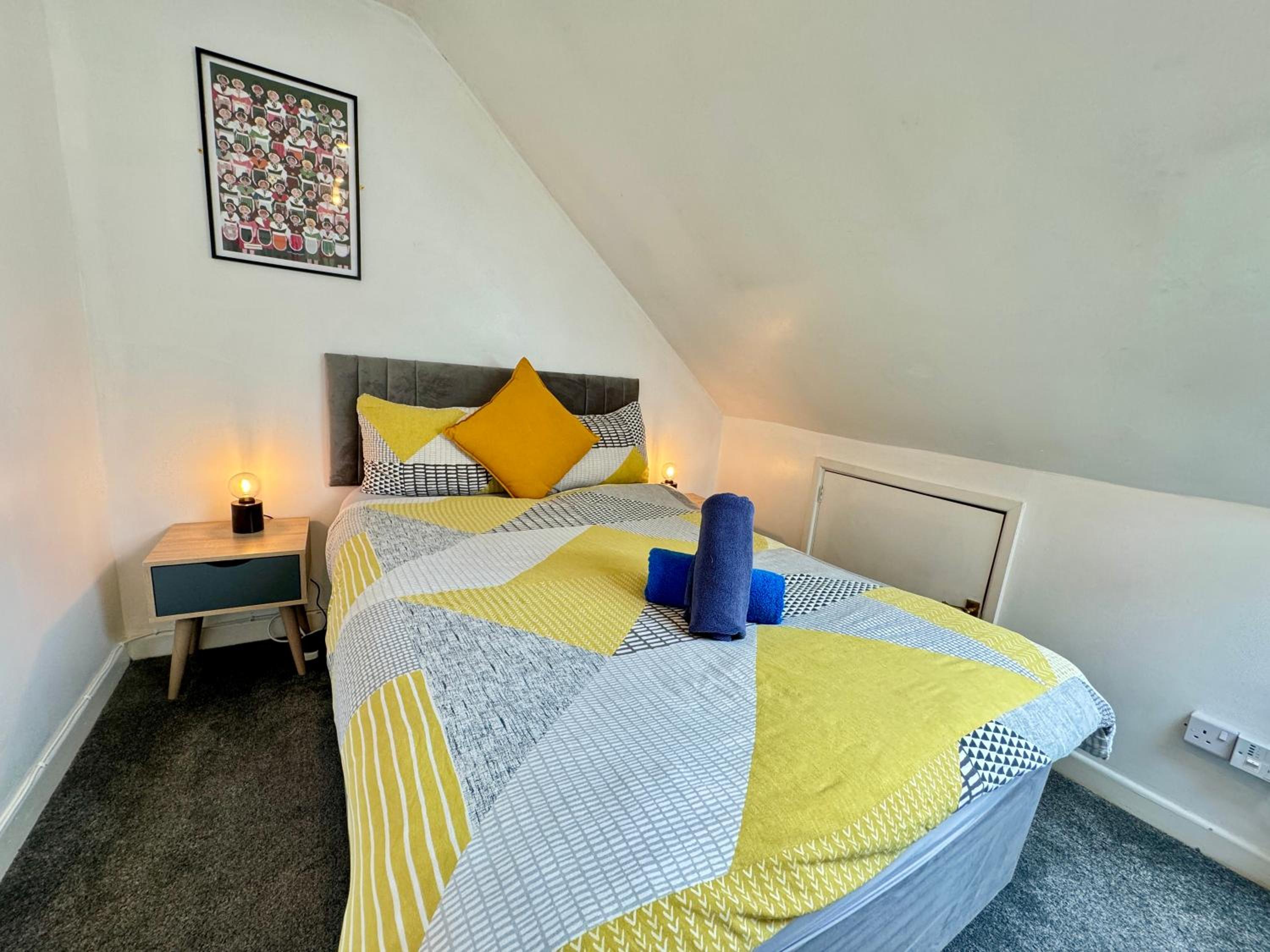Space for groups, 10 mins from Queen St! view 4