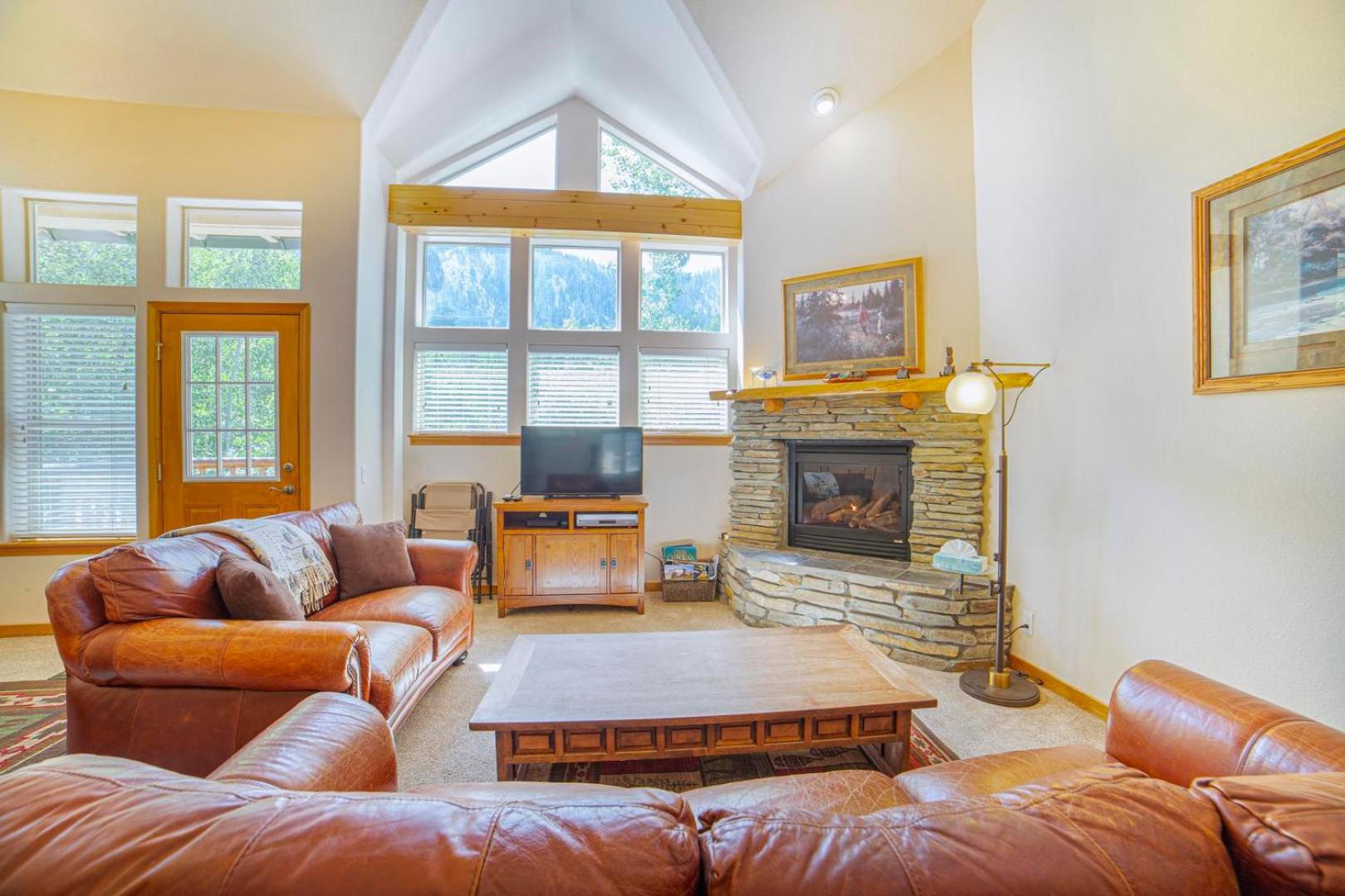 #427 - Spacious Townhome, Large Private Deck & Mountain Views