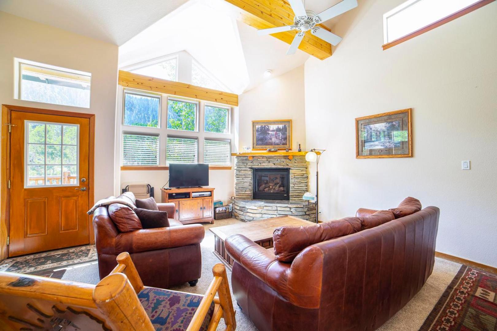 #427 - Spacious Townhome, Large Private Deck & Mountain Views