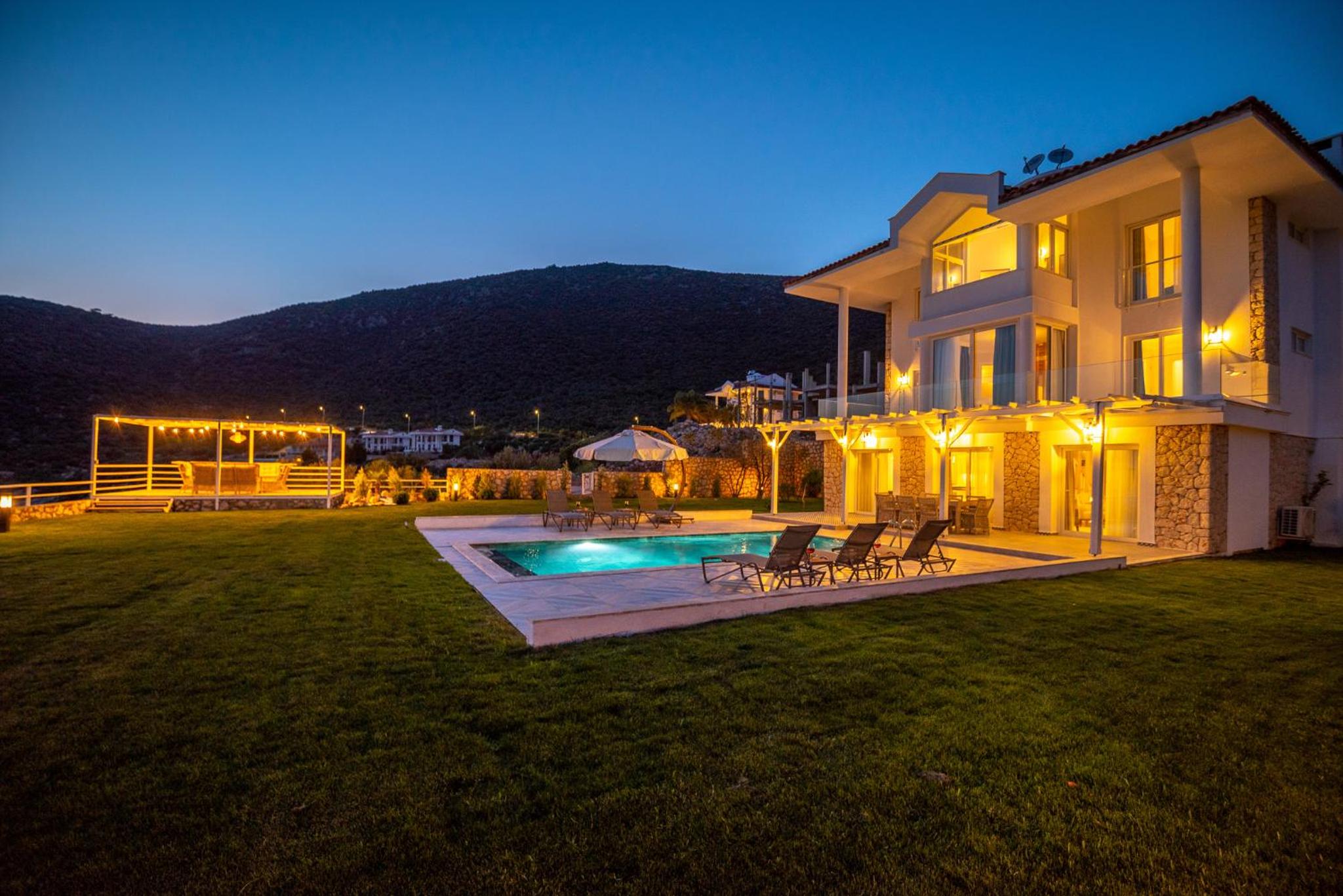 BEACHFRONT SARI VILLA WİTH PRIVATE SWIMMING POOL