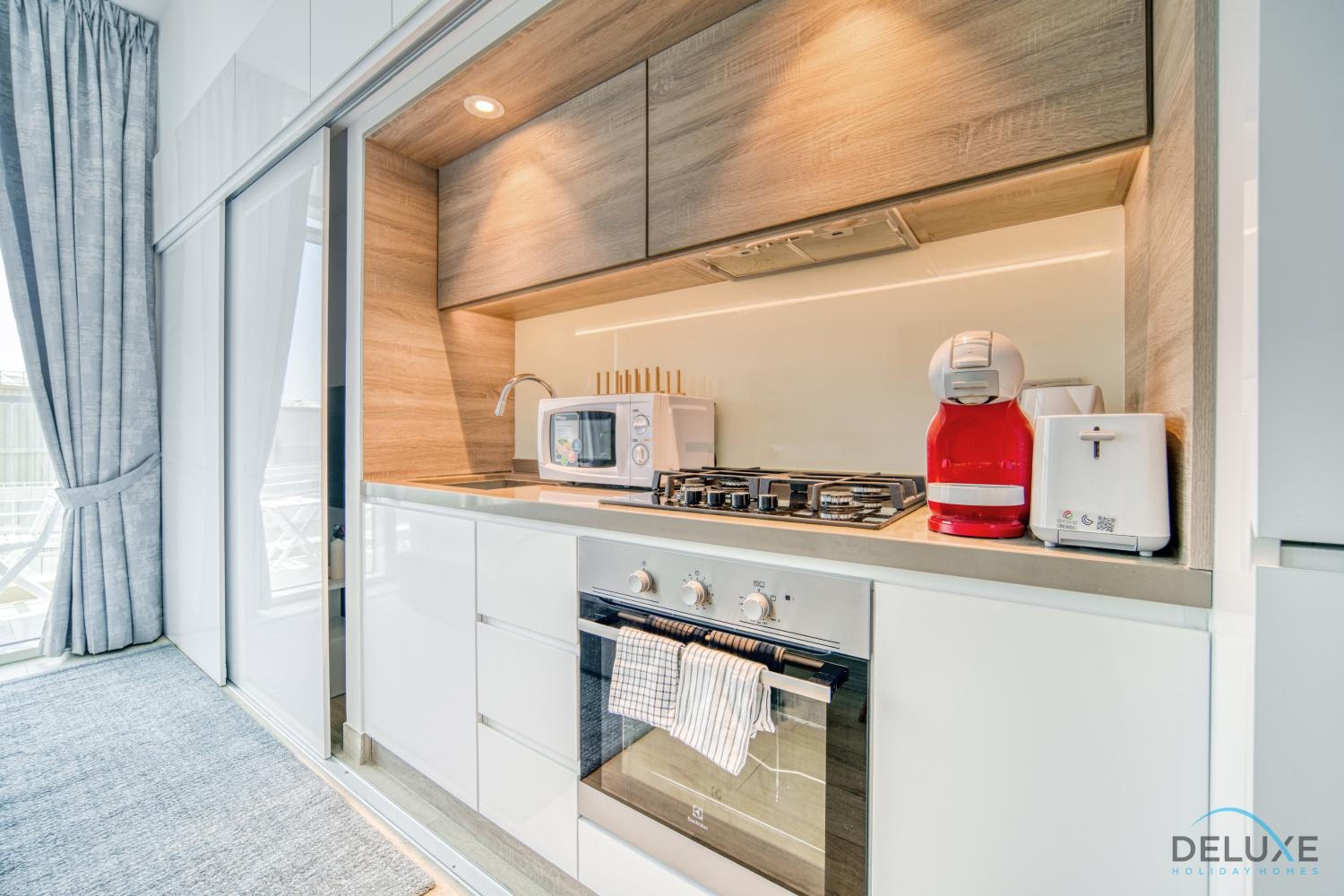 Lush Studio in Studio One Dubai Marina by Deluxe Holiday Homes